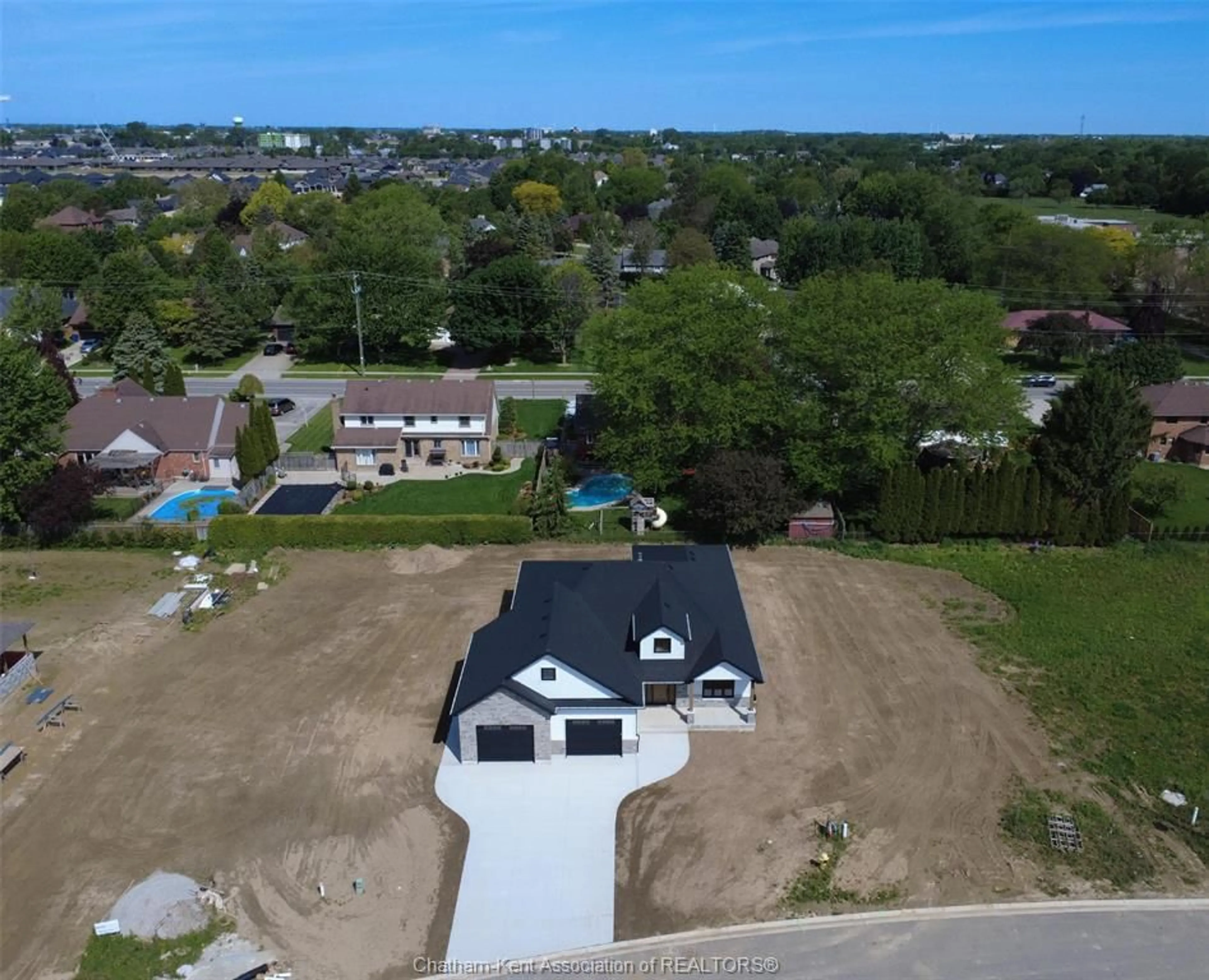 A pic from outside/outdoor area/front of a property/back of a property/a pic from drone, unknown for 71 Rosewood Cres, Chatham Ontario N7M 0P4