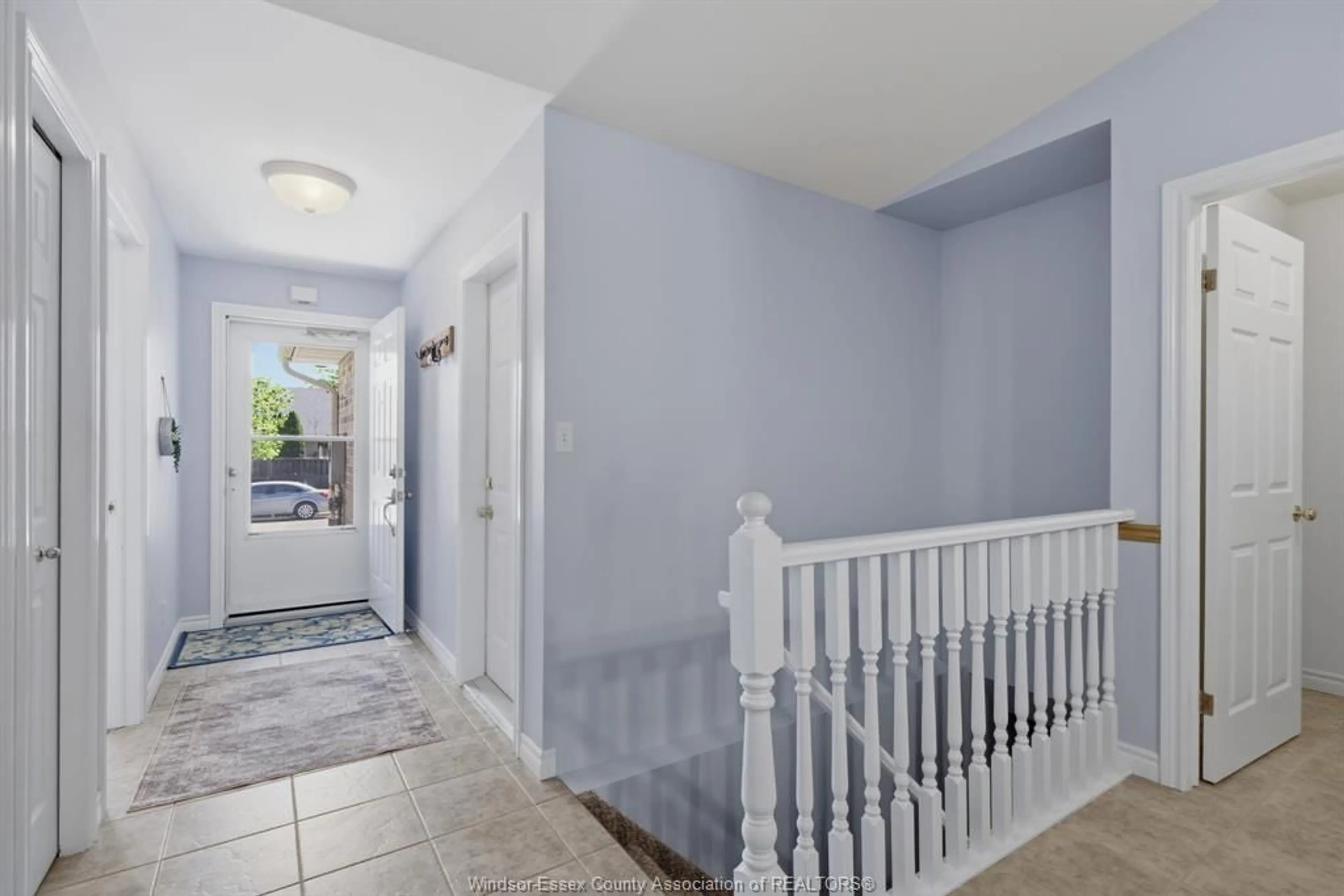 Indoor entryway for 1832 BANWELL, Windsor Ontario N8P 1X1