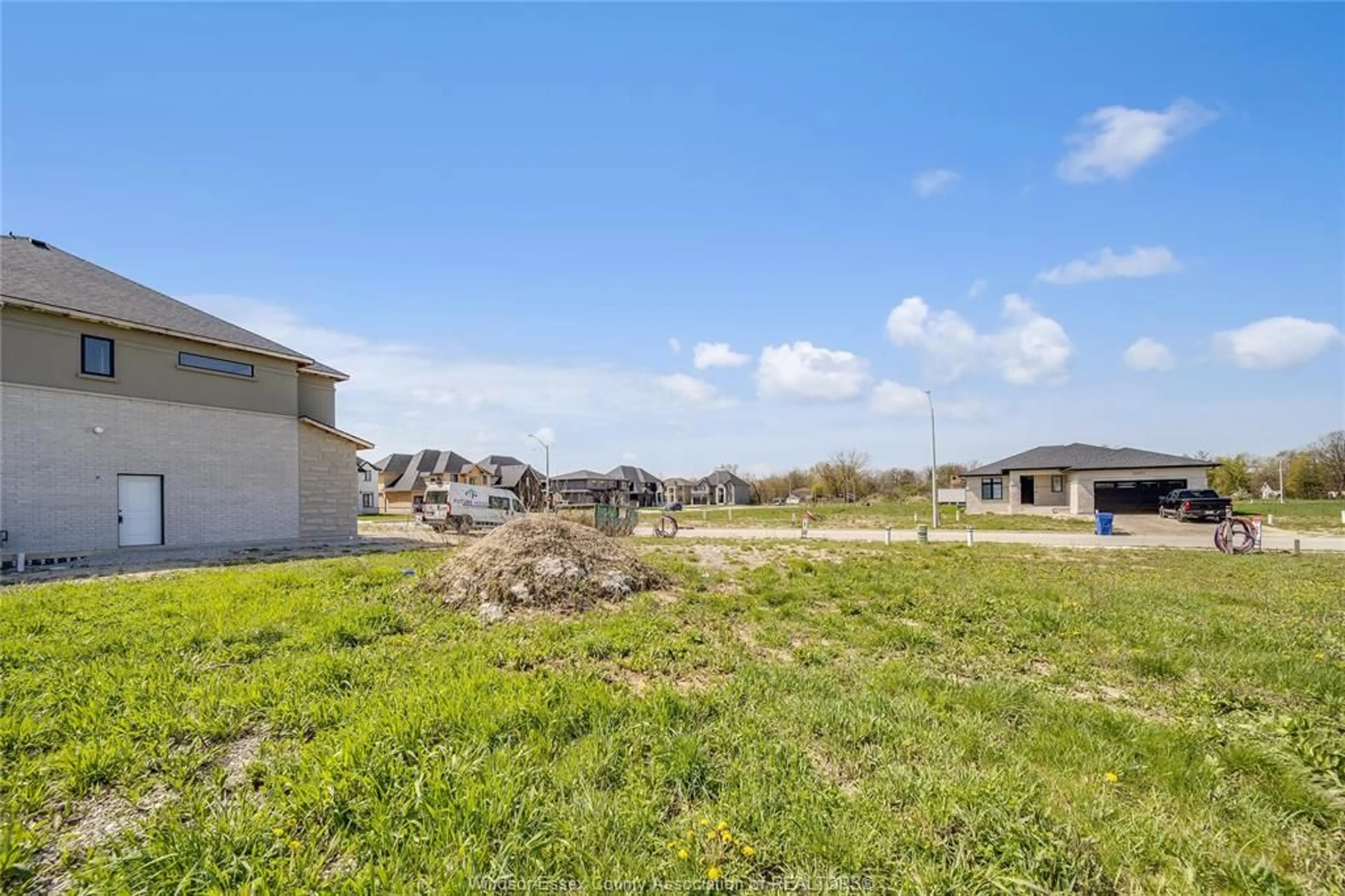 A pic from outside/outdoor area/front of a property/back of a property/a pic from drone, street for 3691 FARROW Ave, Windsor Ontario N8H 0B3