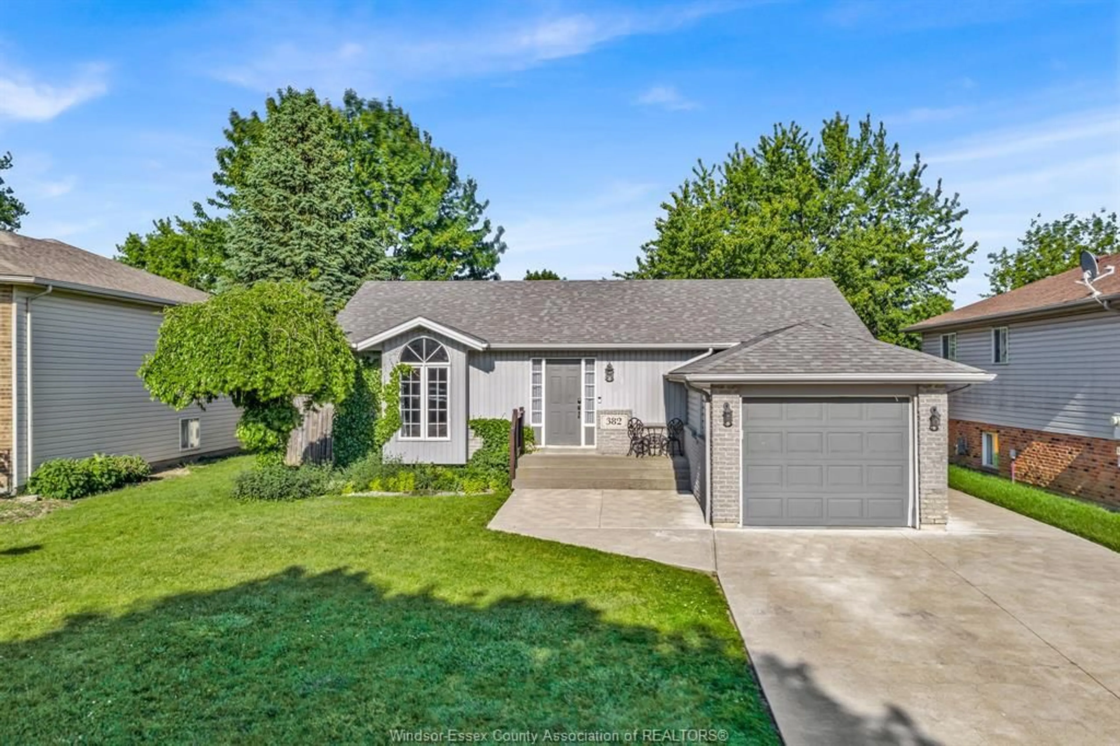 Home with vinyl exterior material, street for 382 THORN RIDGE, Amherstburg Ontario N9V 3X2