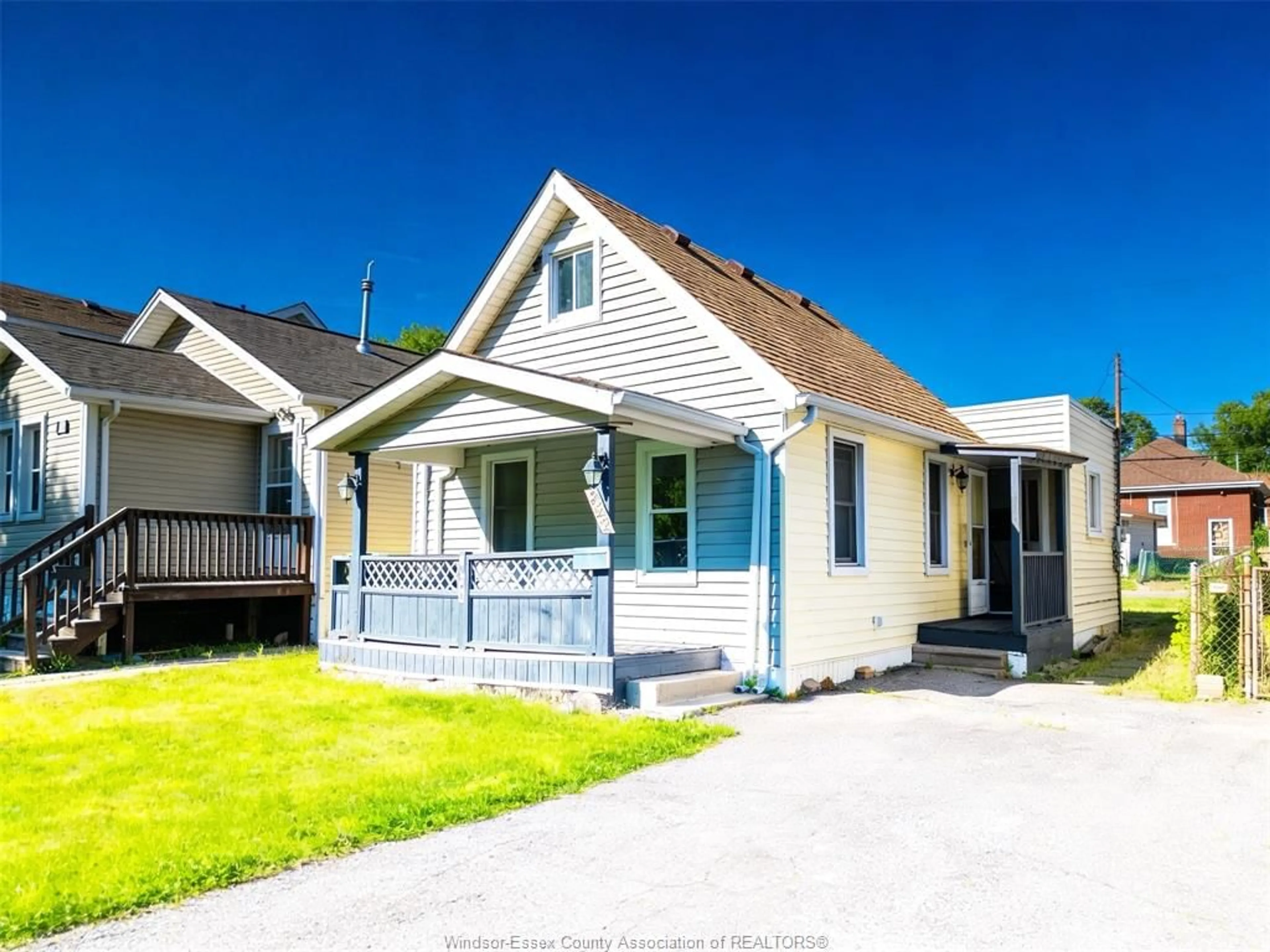 Home with vinyl exterior material, street for 722 RANDOLPH, Windsor Ontario N9B 2T8