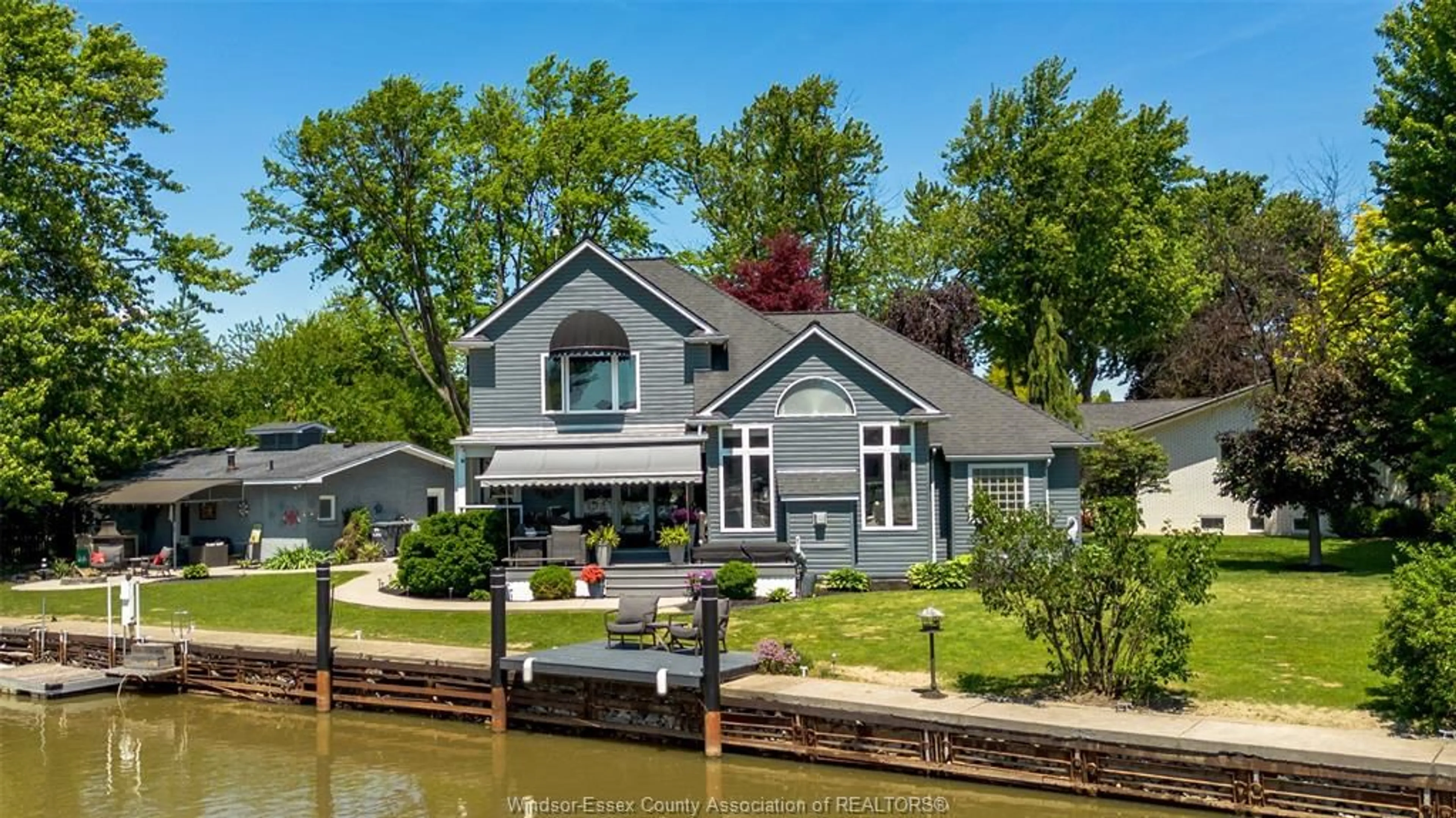 Home with vinyl exterior material, water/lake/river/ocean view for 371 ALOHA Dr, Tecumseh Ontario N8N 1K1