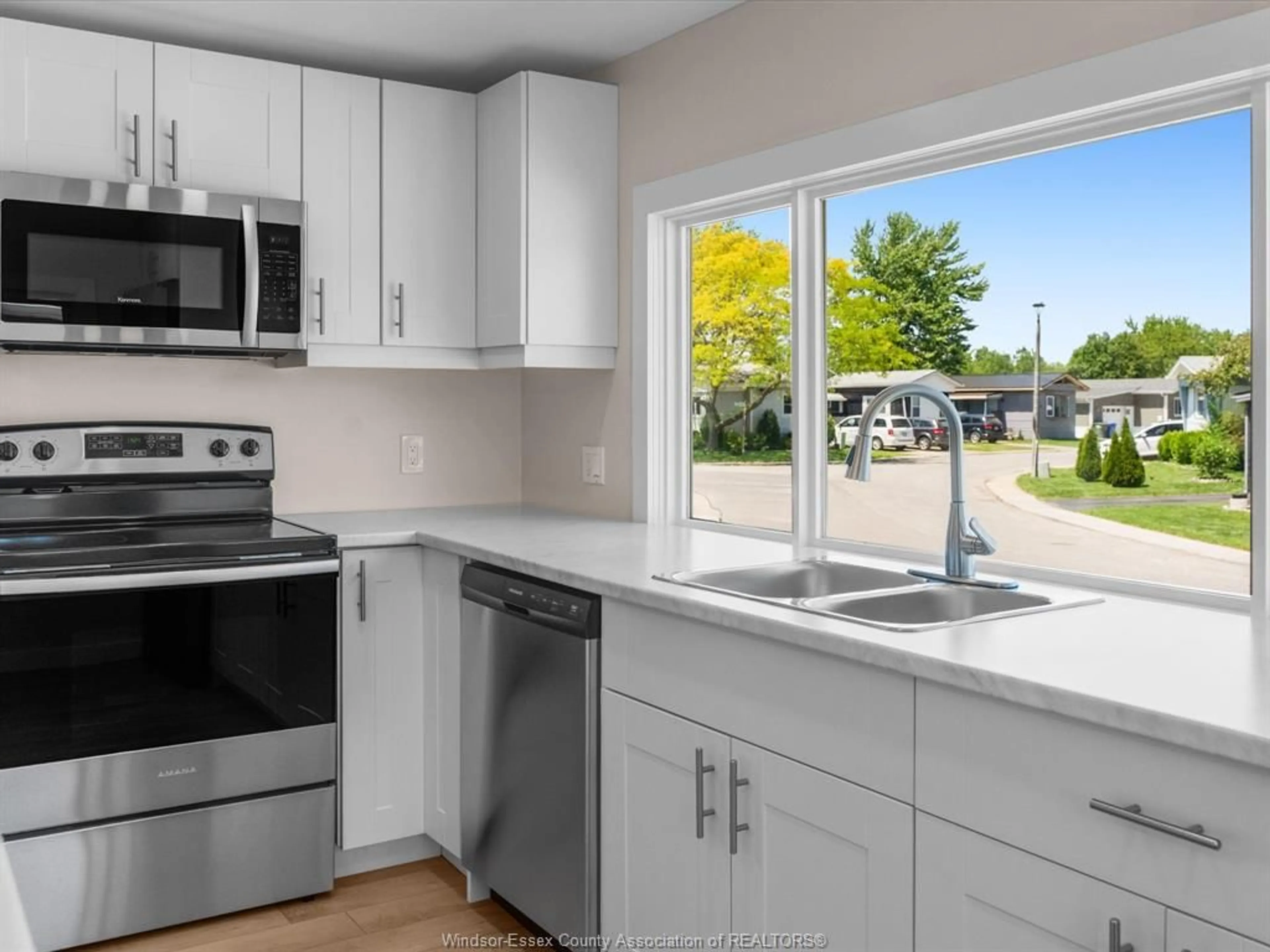 Open concept kitchen, ceramic/tile floor for 44 Miriam Crt, Essex Ontario N8M 1Z2