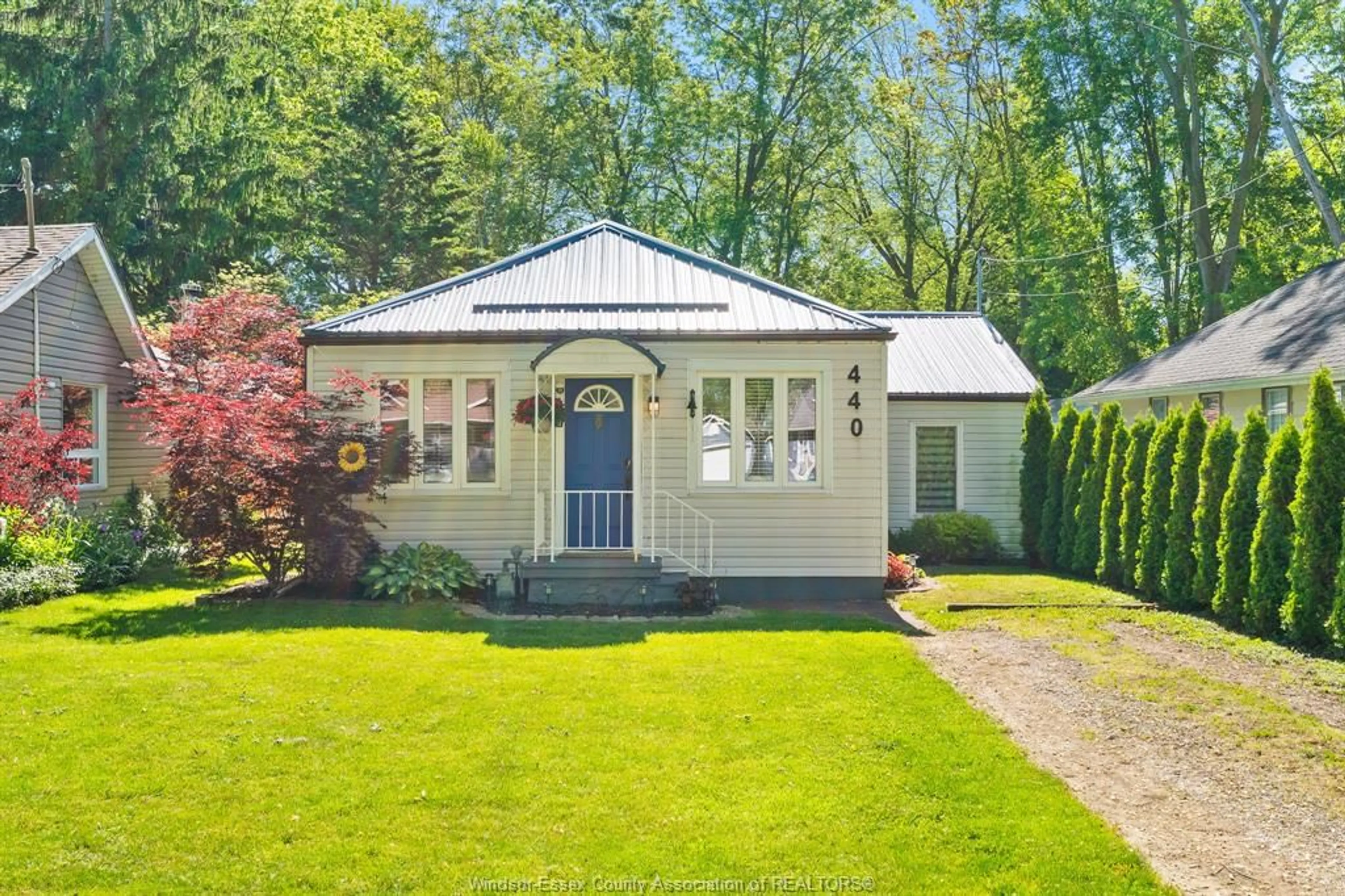 Home with vinyl exterior material, street for 440 Jackson, Harrow Ontario N0R 1G0