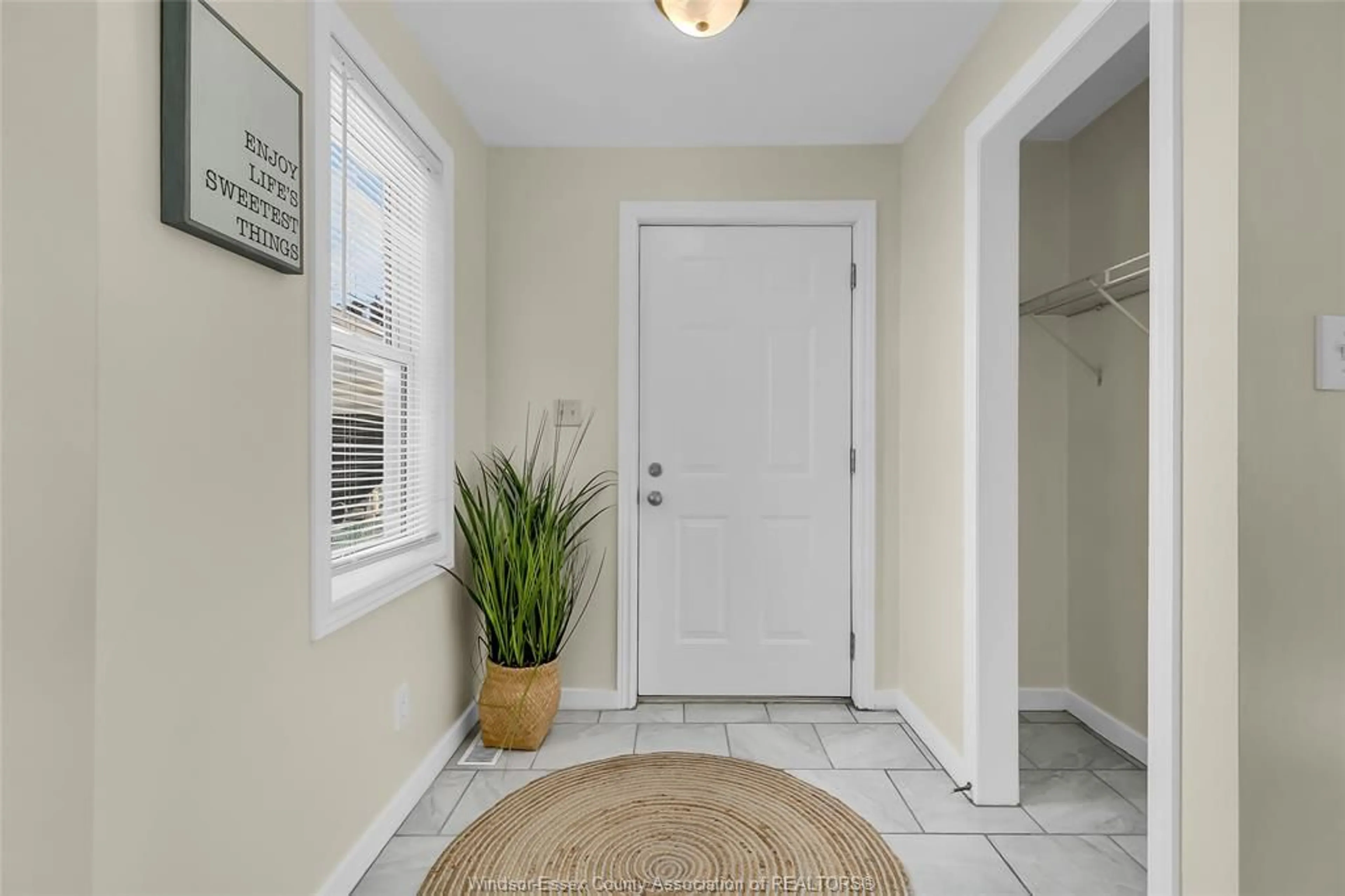 Indoor entryway for 551 HILDEGARDE St, Windsor Ontario N8X 2Z4