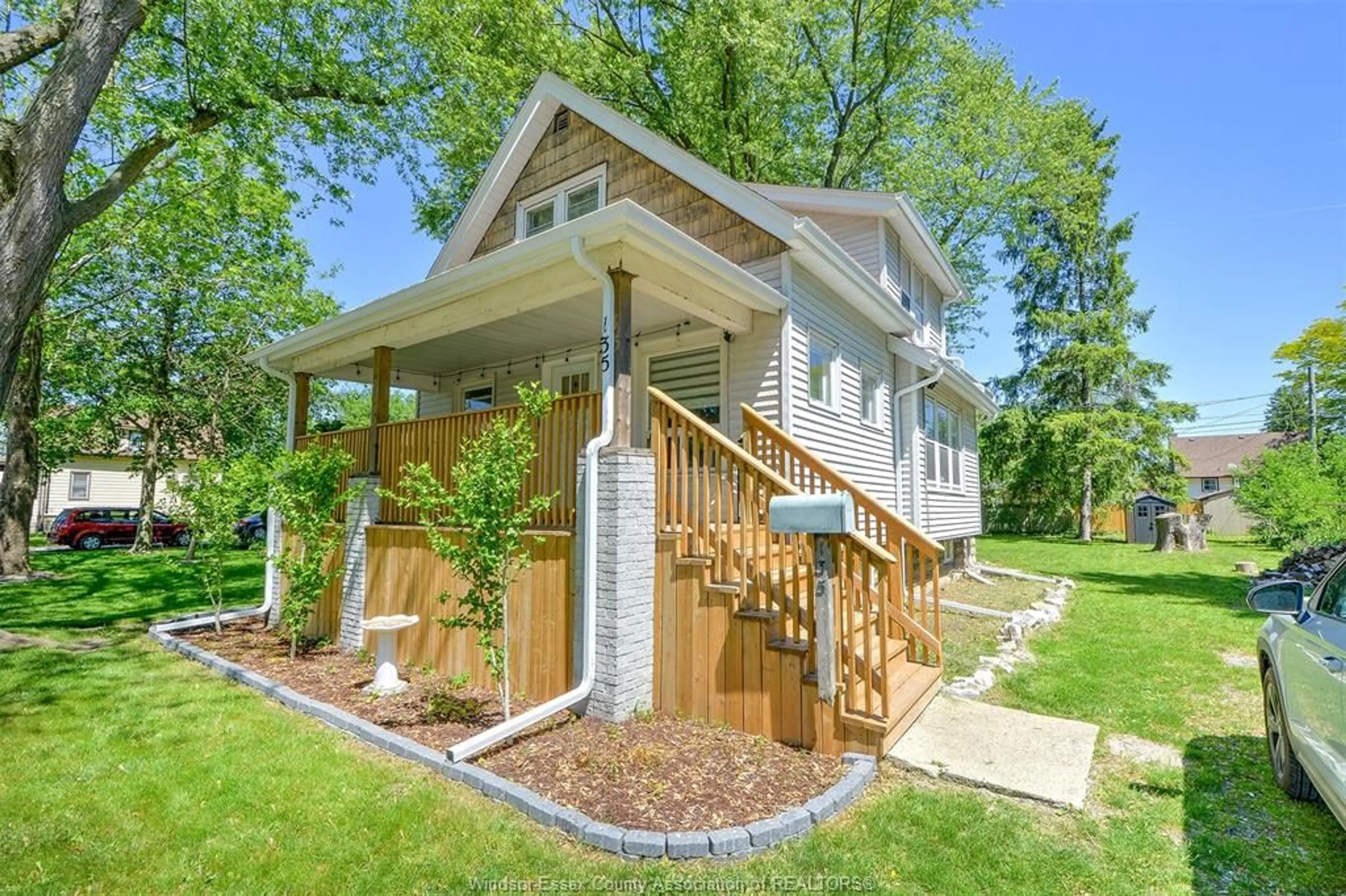 Home with vinyl exterior material, unknown for 135 MAPLE, LaSalle Ontario N9J 1N7