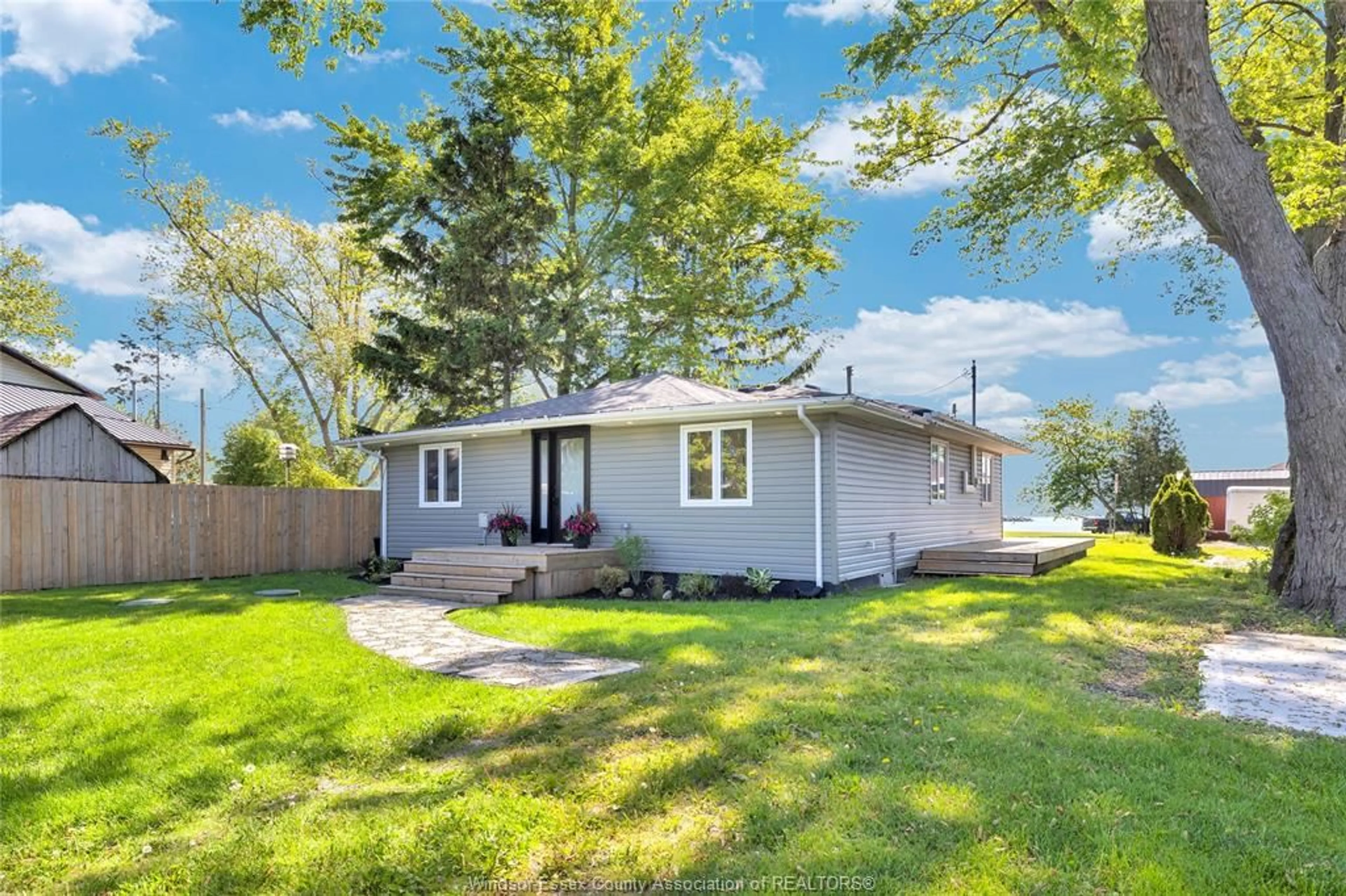 Home with vinyl exterior material, water/lake/river/ocean view for 330 MILO, Leamington Ontario M0P 2P0