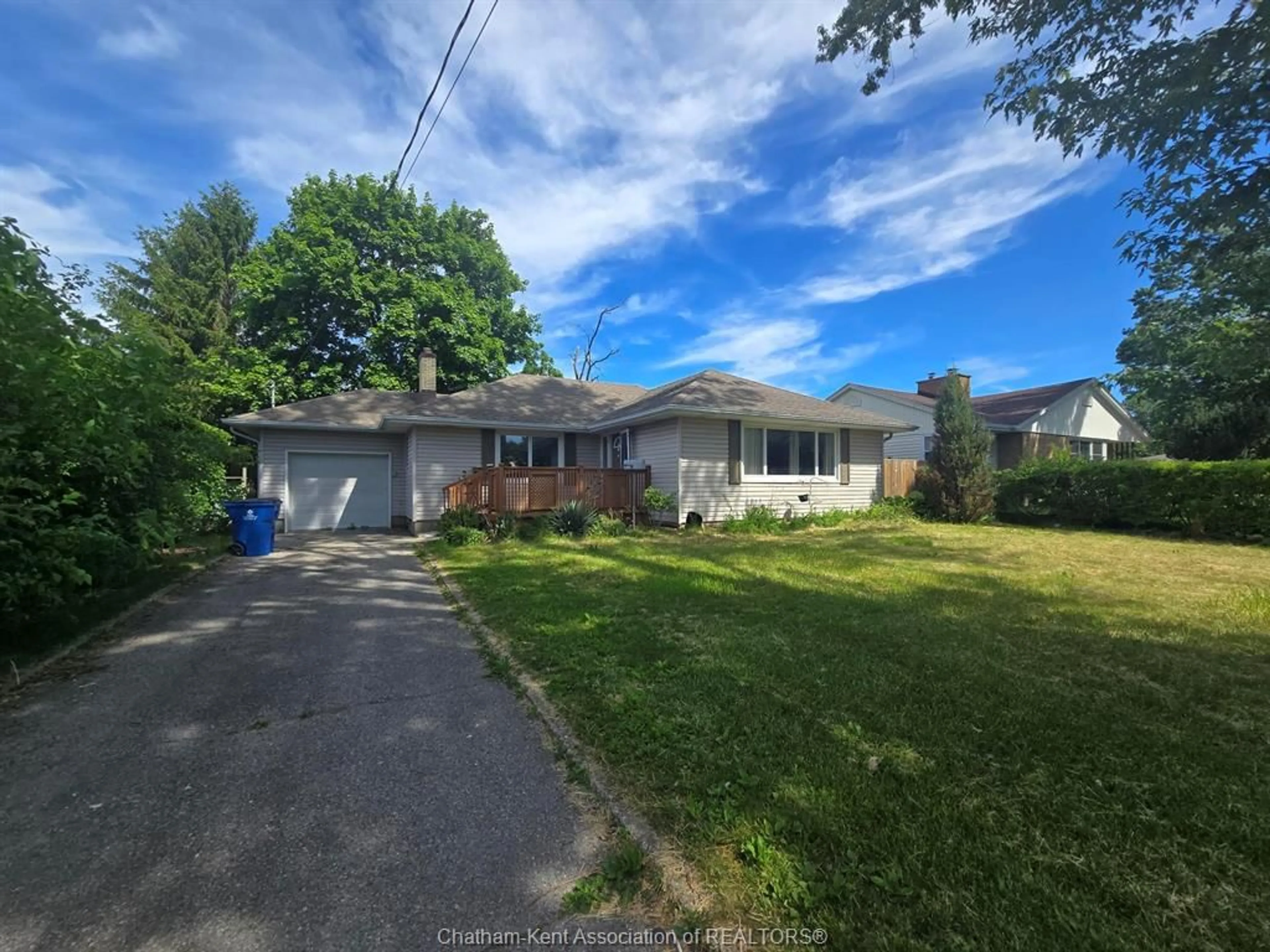 A pic from outside/outdoor area/front of a property/back of a property/a pic from drone, street for 1 GREGORY Dr, Chatham Ontario N7L 2R2