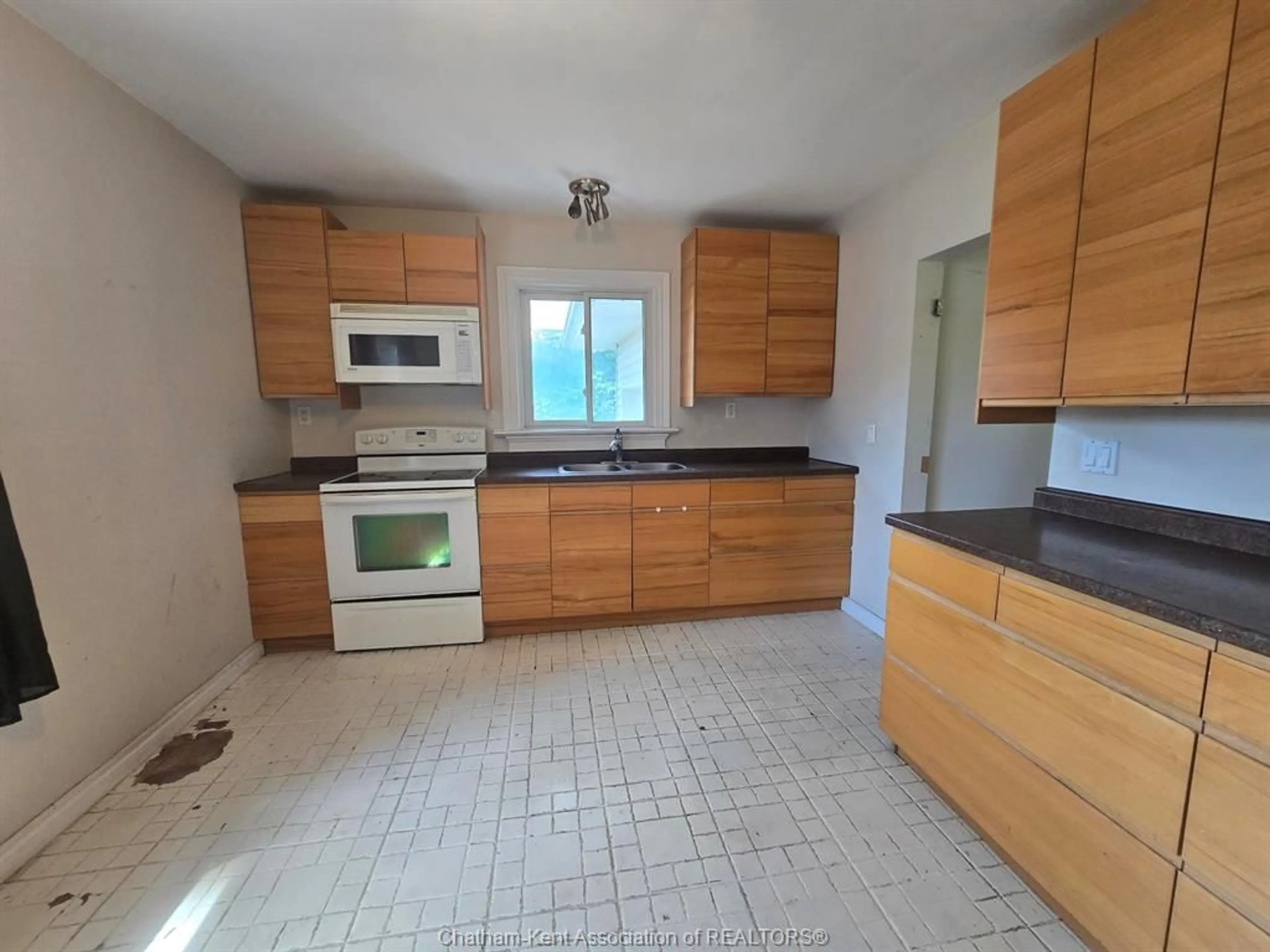 Standard kitchen, unknown for 1 GREGORY Dr, Chatham Ontario N7L 2R2