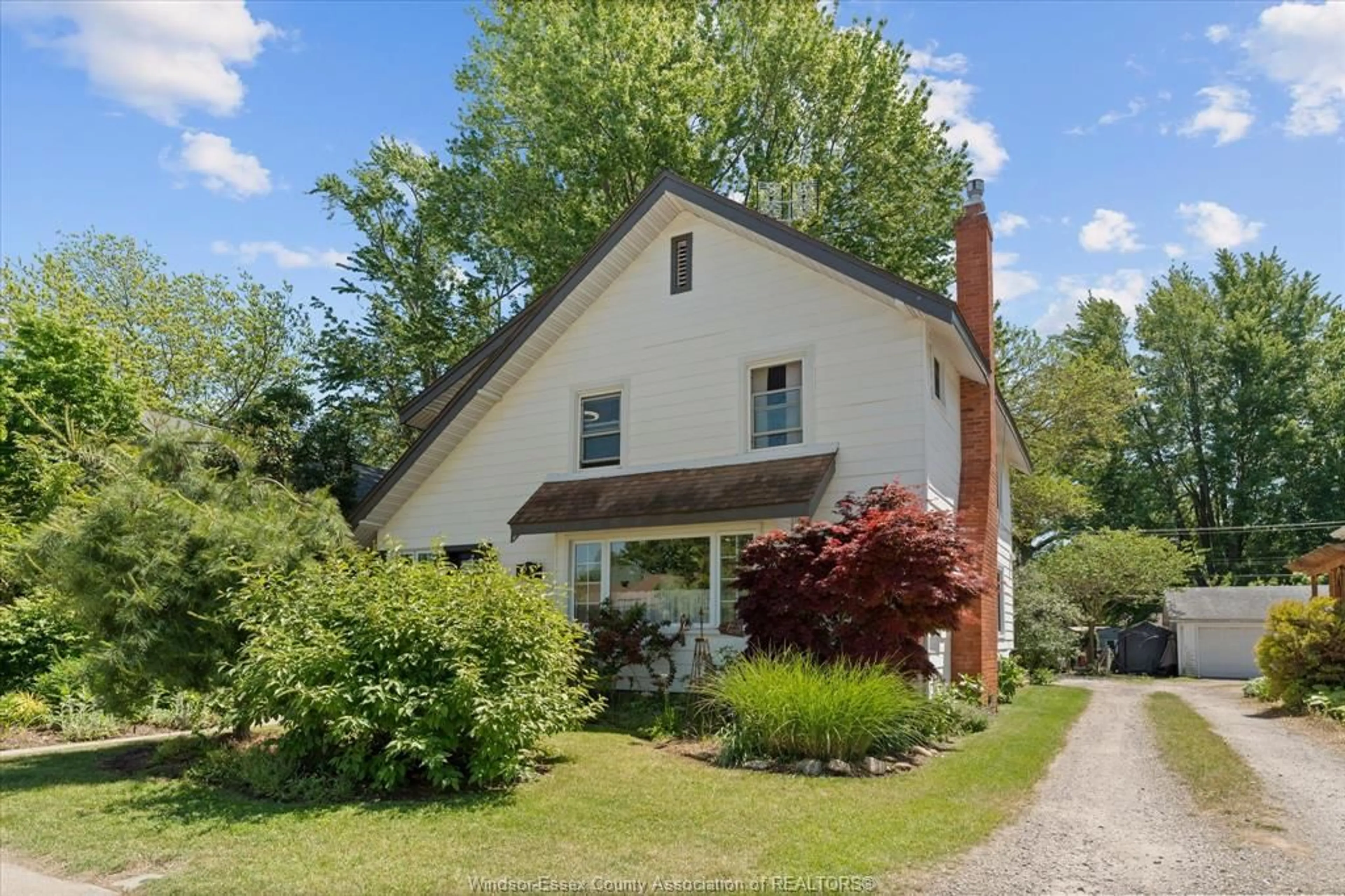 A pic from outside/outdoor area/front of a property/back of a property/a pic from drone, street for 71 PEARL St, Kingsville Ontario N9Y 1V5