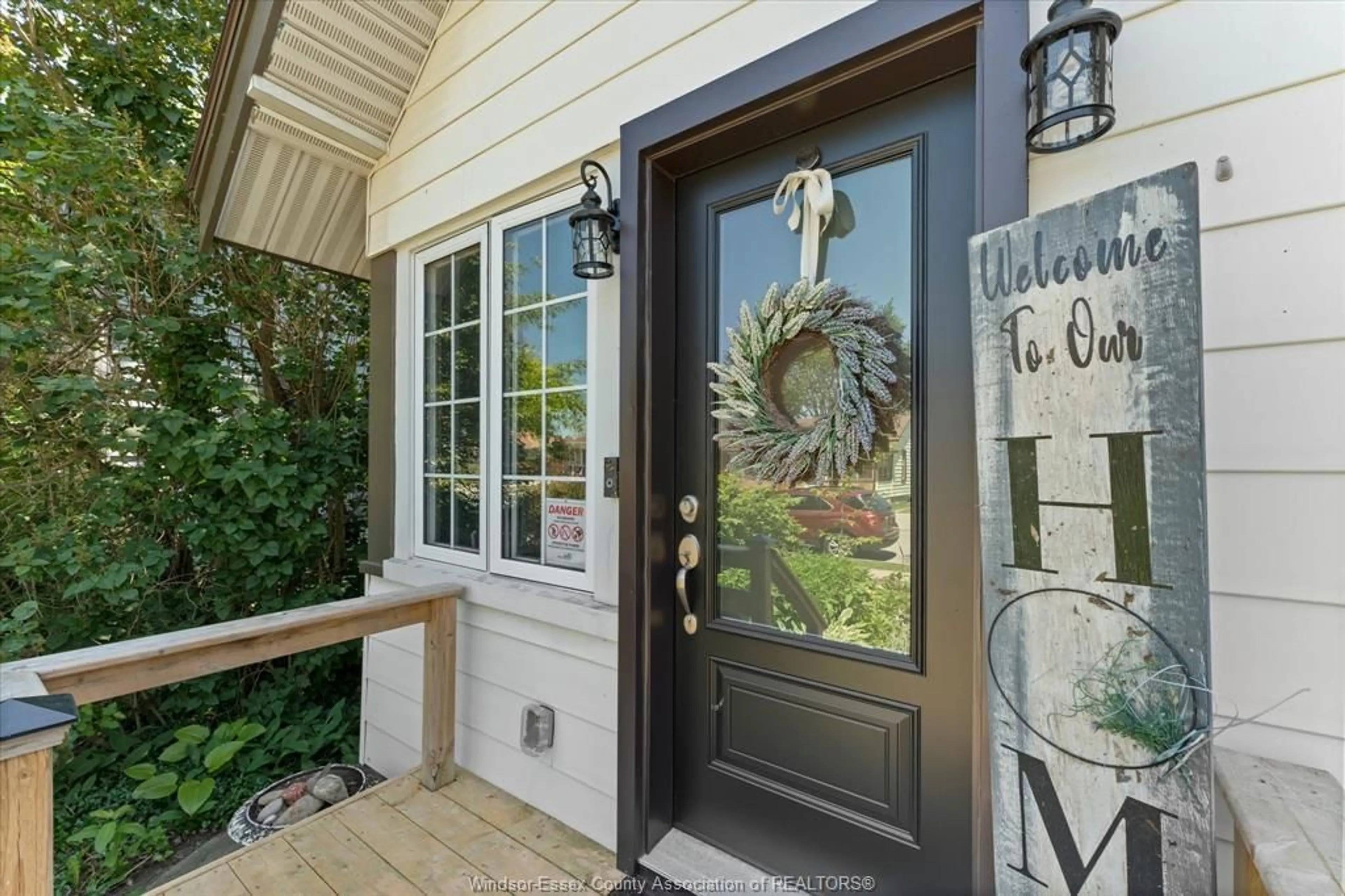 Indoor entryway for 71 PEARL St, Kingsville Ontario N9Y 1V5