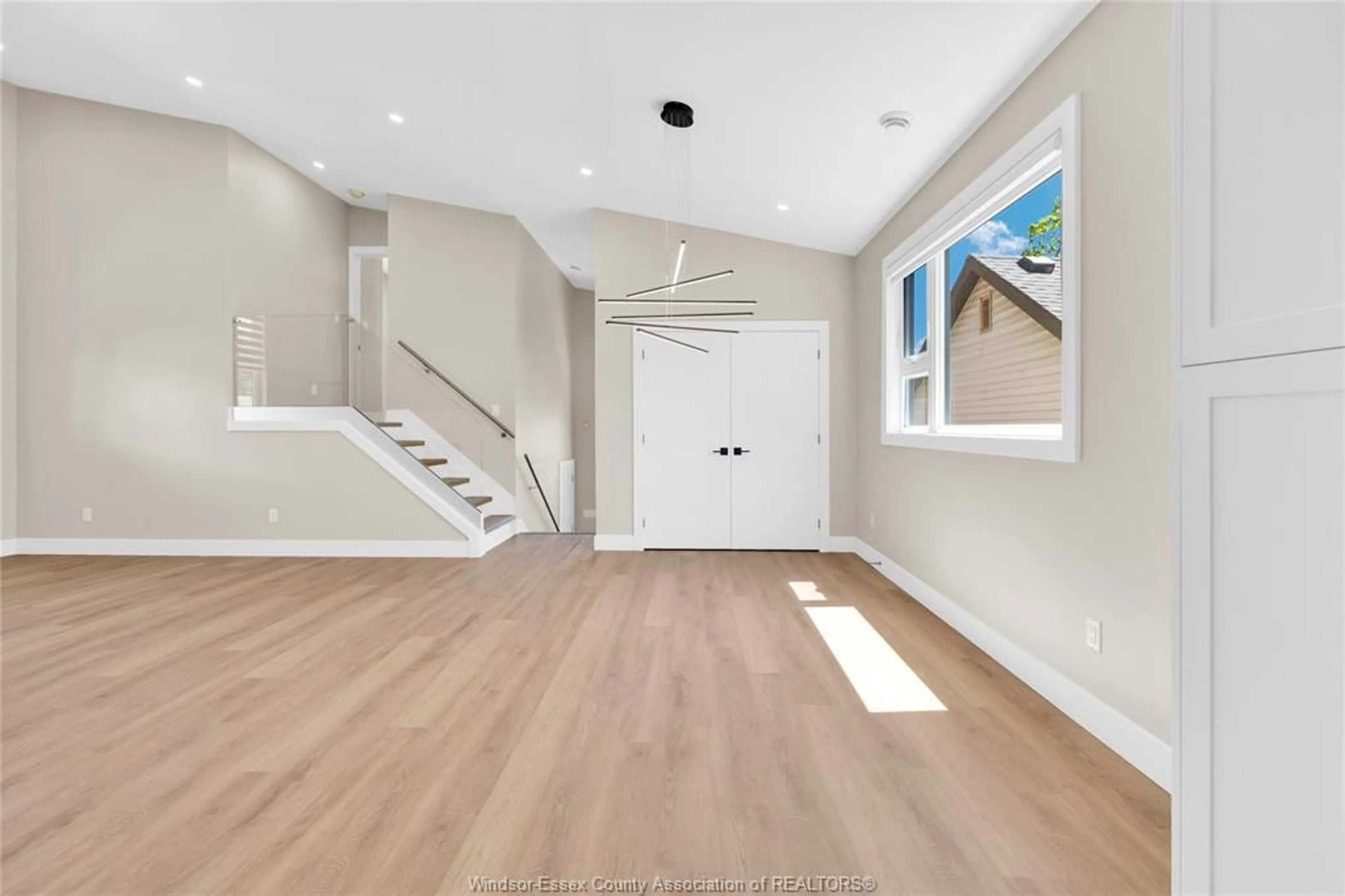Indoor entryway for 3371 BYNG Rd, Windsor Ontario N8W 3H3