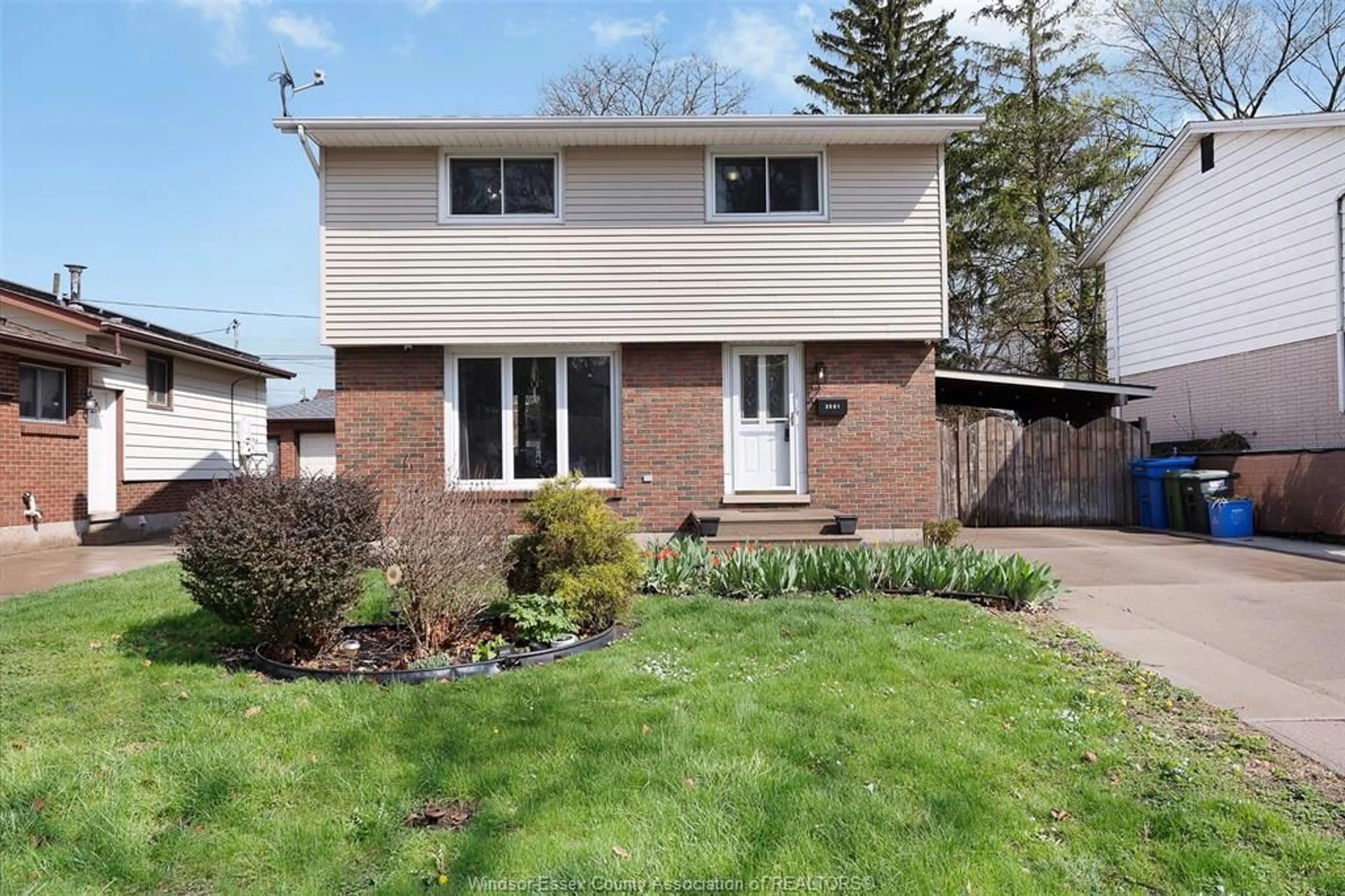 Home with brick exterior material, street for 3581 WOLFE Crt, Windsor Ontario N9C 1X2