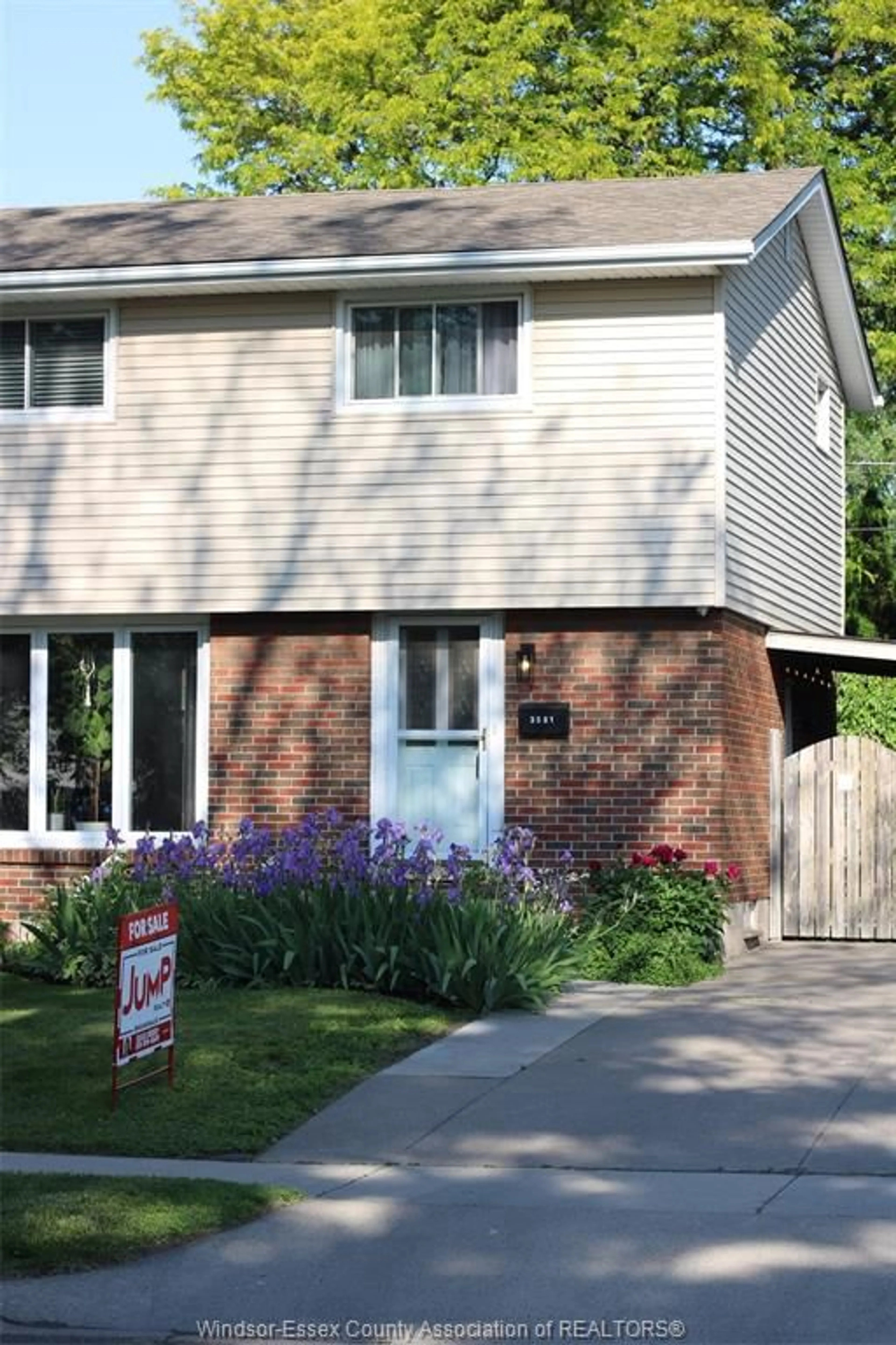 Home with vinyl exterior material, street for 3581 WOLFE Crt, Windsor Ontario N9C 1X2