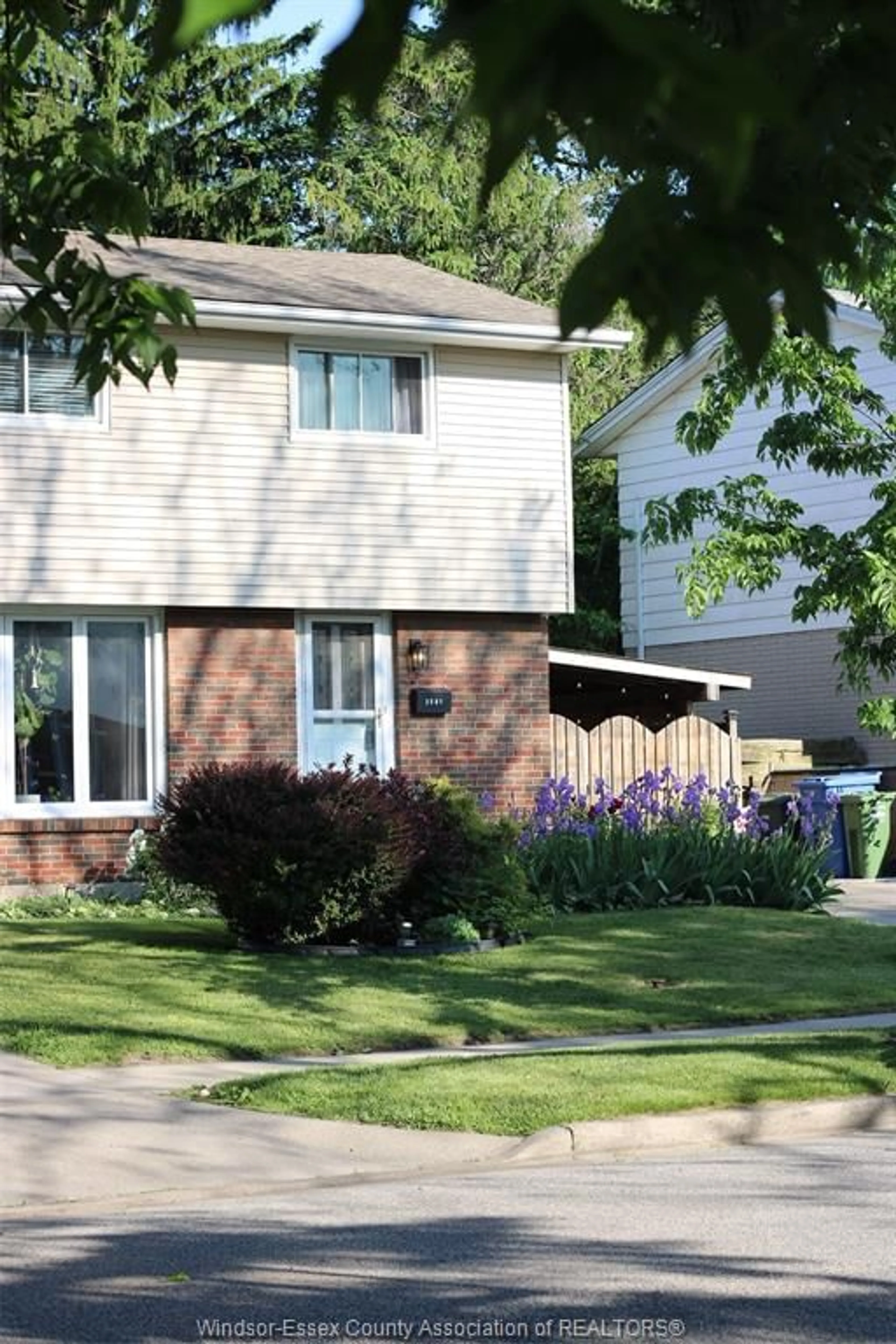 Home with vinyl exterior material, street for 3581 WOLFE Crt, Windsor Ontario N9C 1X2