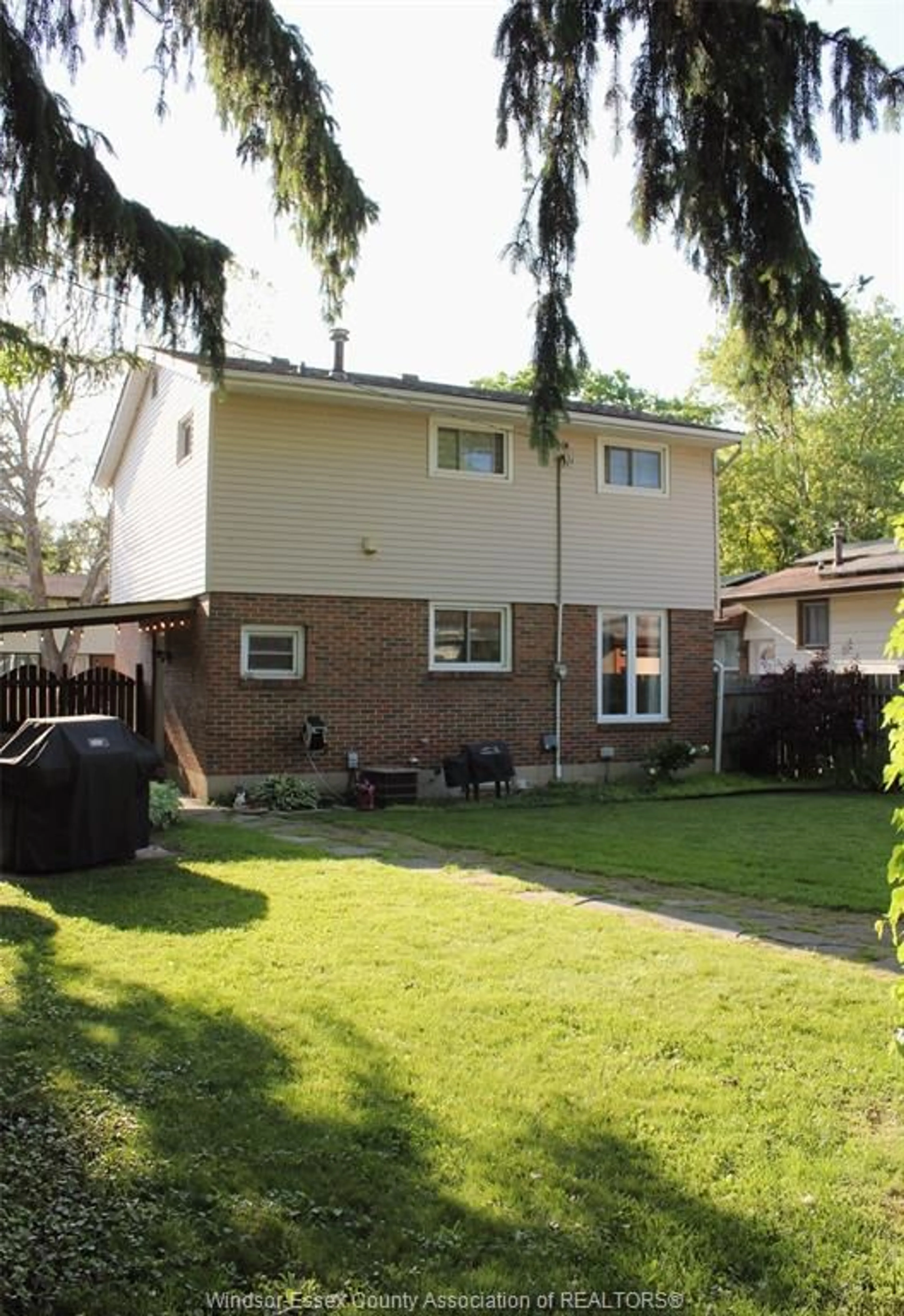 Home with vinyl exterior material, street for 3581 WOLFE Crt, Windsor Ontario N9C 1X2