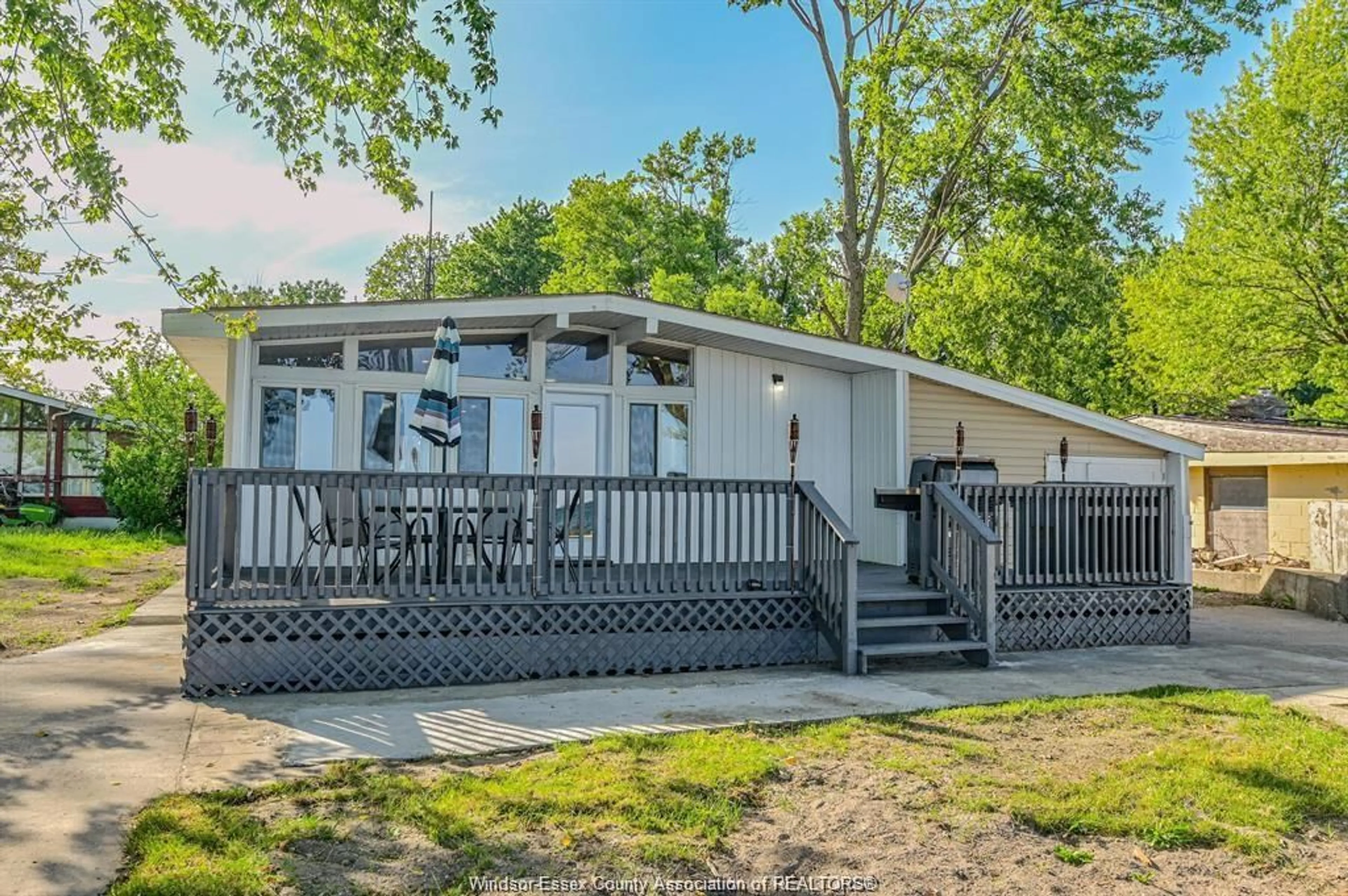 Home with vinyl exterior material, water/lake/river/ocean view for 262 COTTERIE PARK, Leamington Ontario N0P 2P0