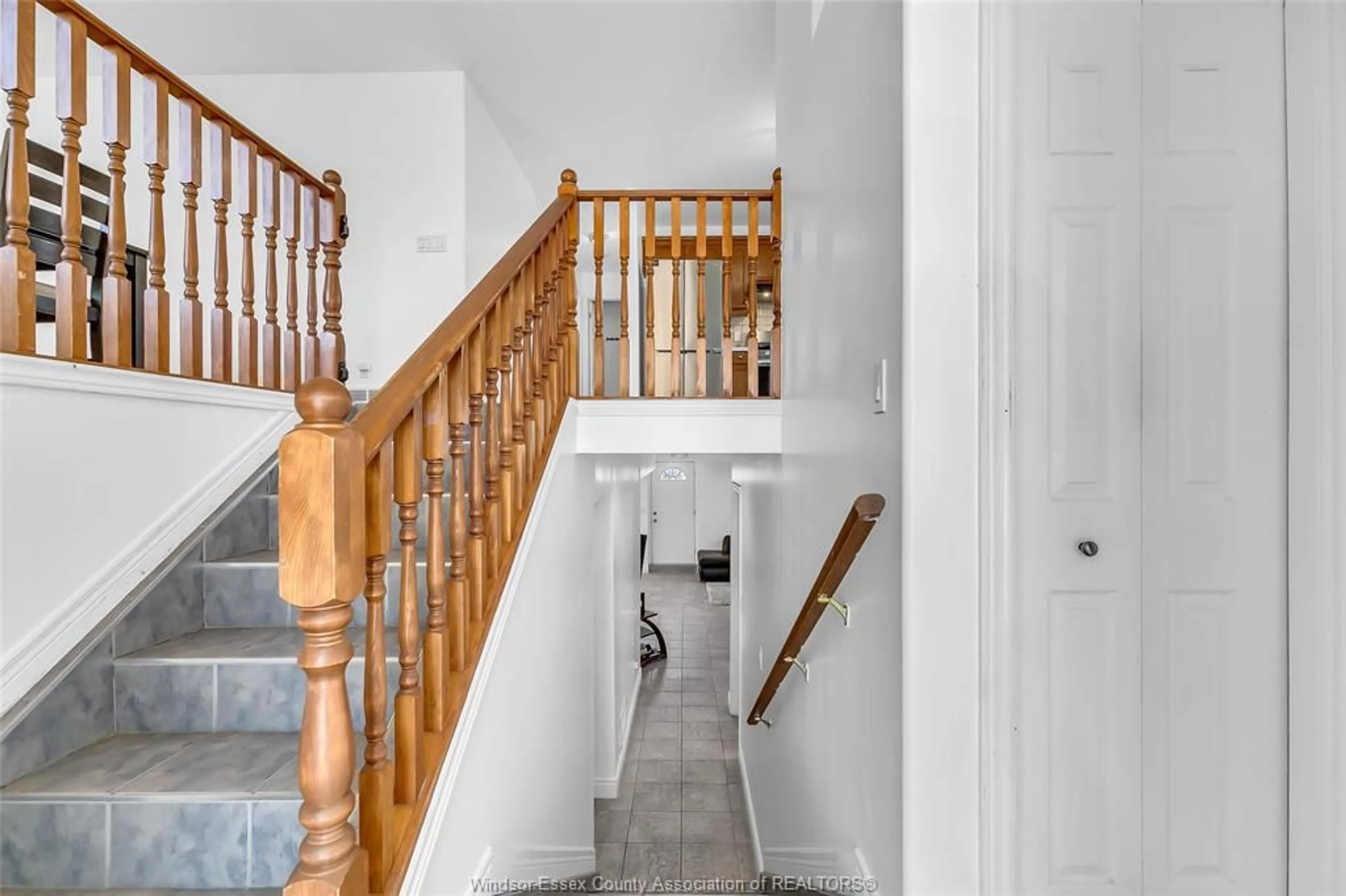 Indoor foyer for 2163 EVERTS, Windsor Ontario N9B 3X6