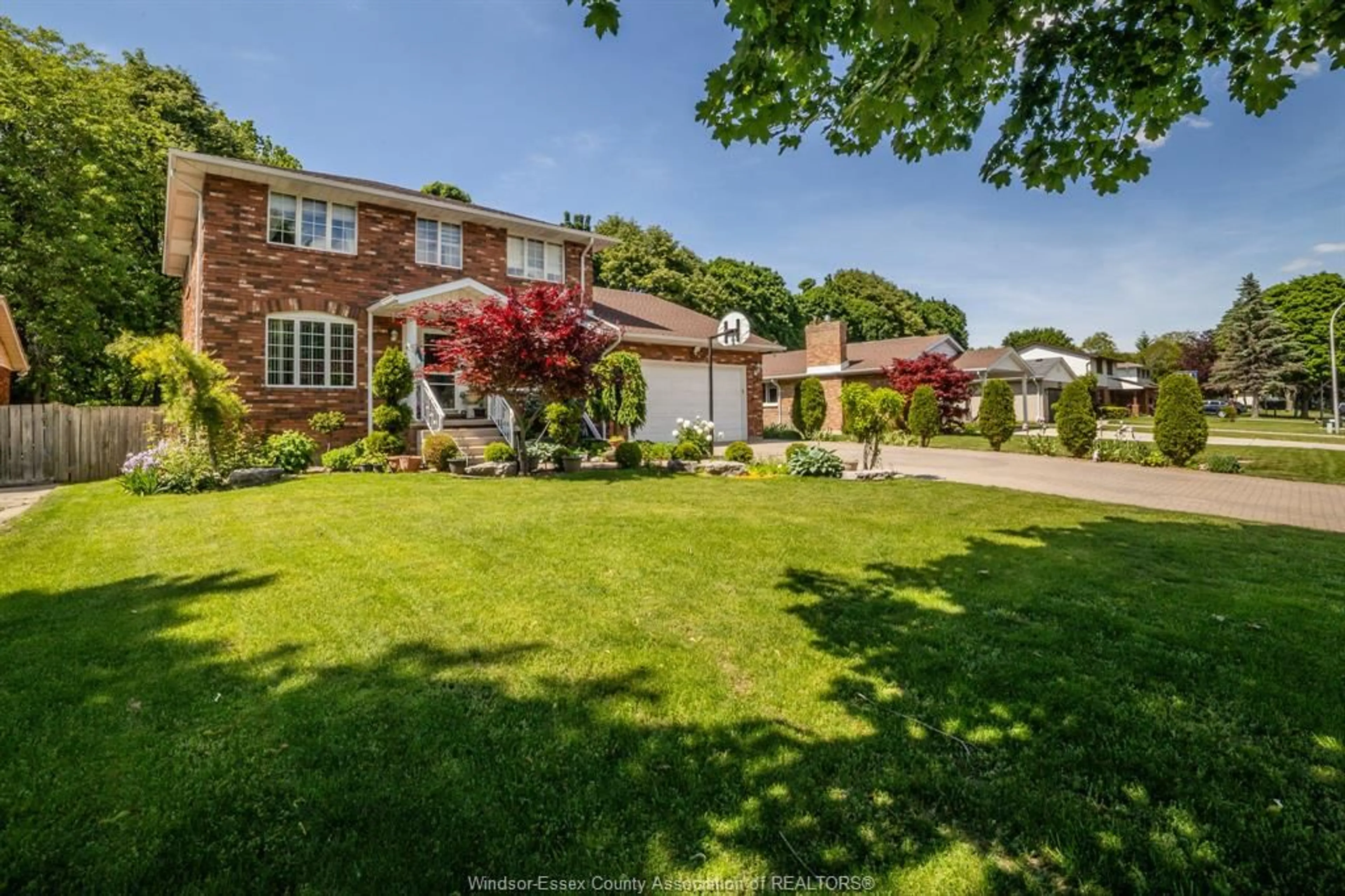 A pic from outside/outdoor area/front of a property/back of a property/a pic from drone, street for 148 TECUMSEH Rd, Chatham Ontario N7M 5Y8