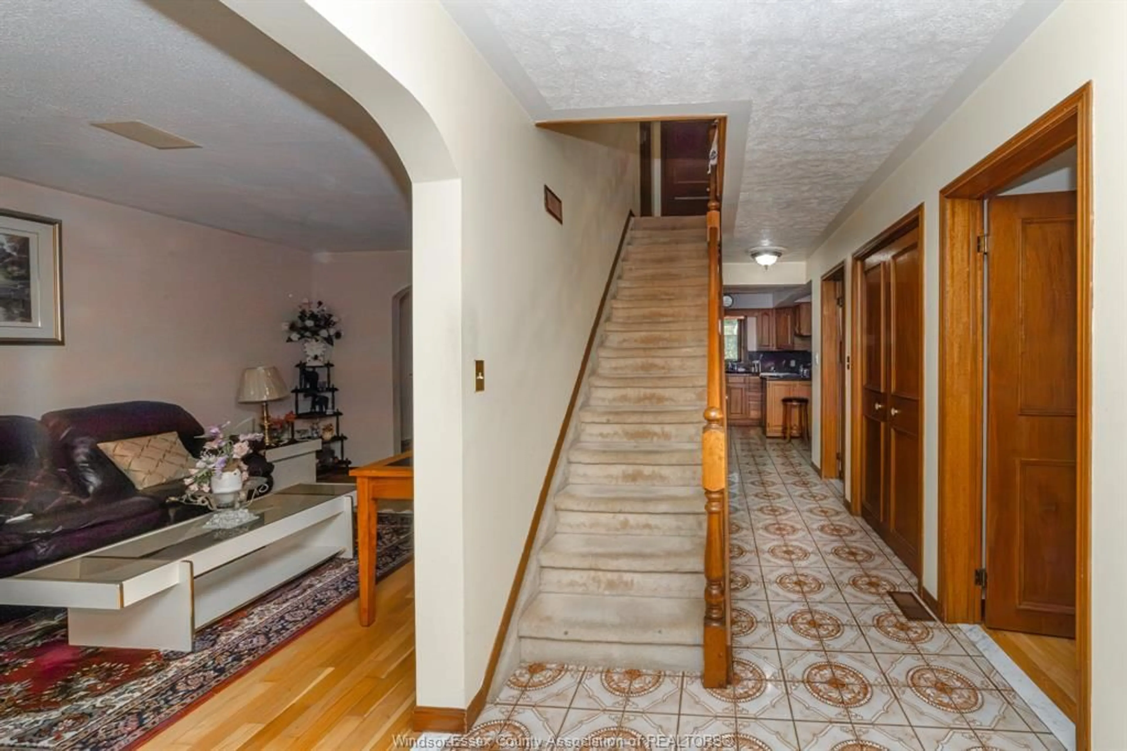 Indoor foyer for 148 TECUMSEH Rd, Chatham Ontario N7M 5Y8
