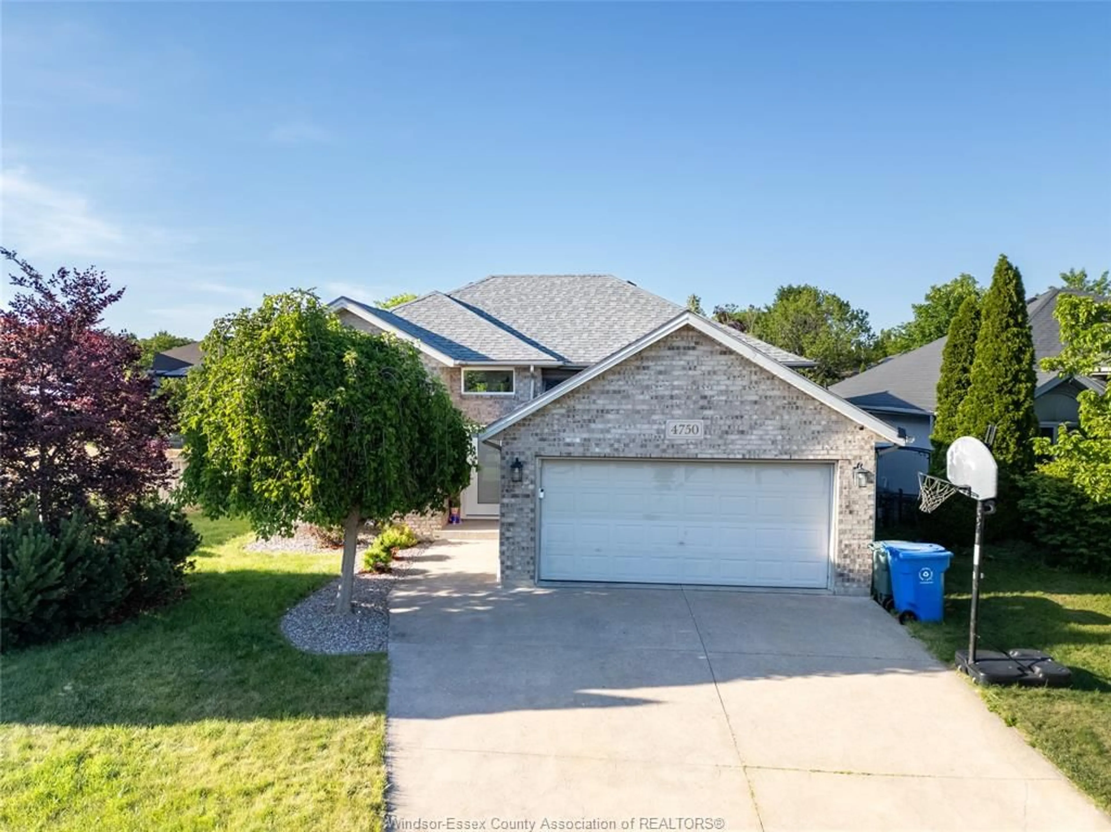 A pic from outside/outdoor area/front of a property/back of a property/a pic from drone, street for 4750 KOMINAR Crt, Windsor Ontario N9G 2W6