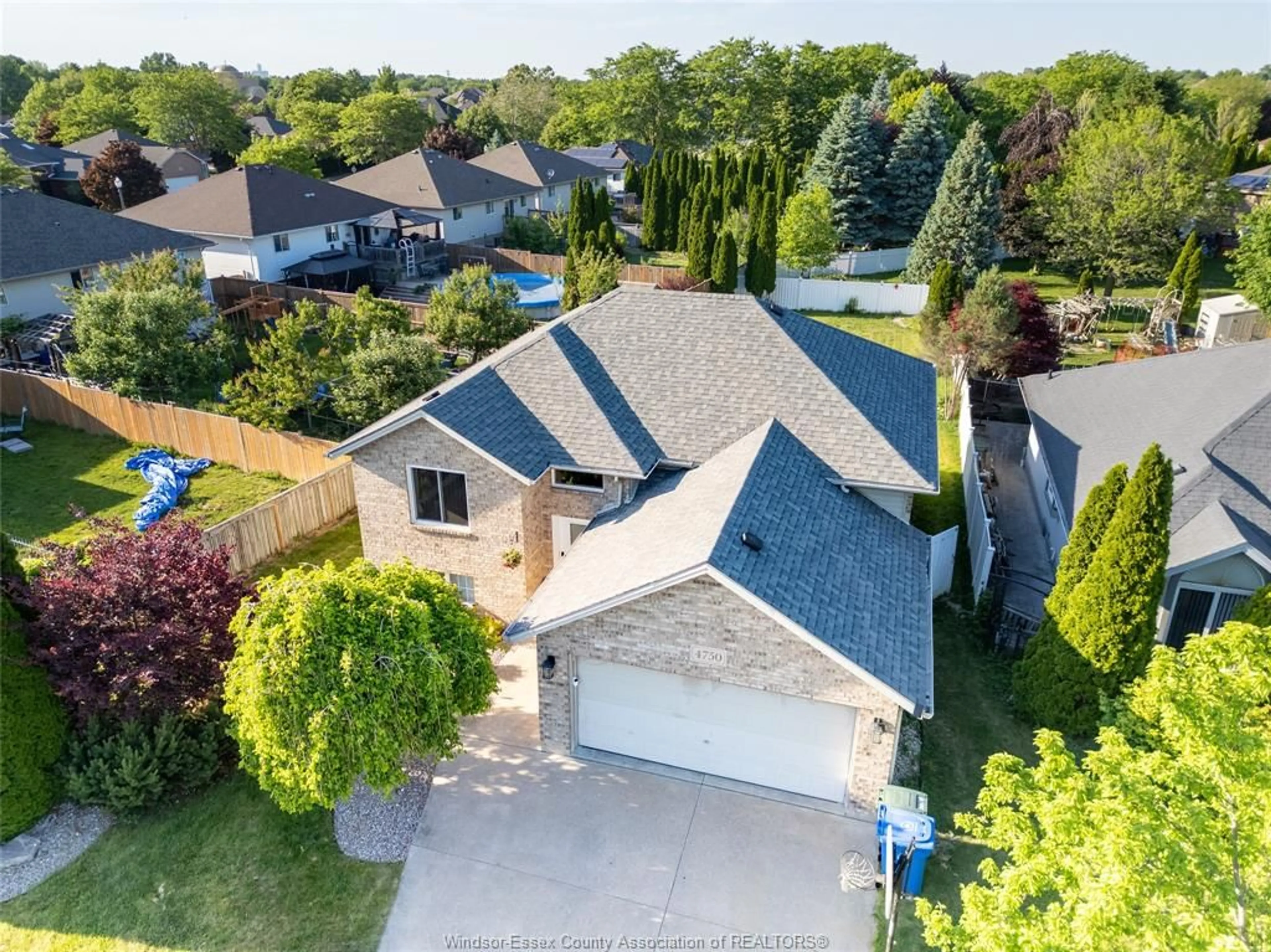 A pic from outside/outdoor area/front of a property/back of a property/a pic from drone, street for 4750 KOMINAR Crt, Windsor Ontario N9G 2W6