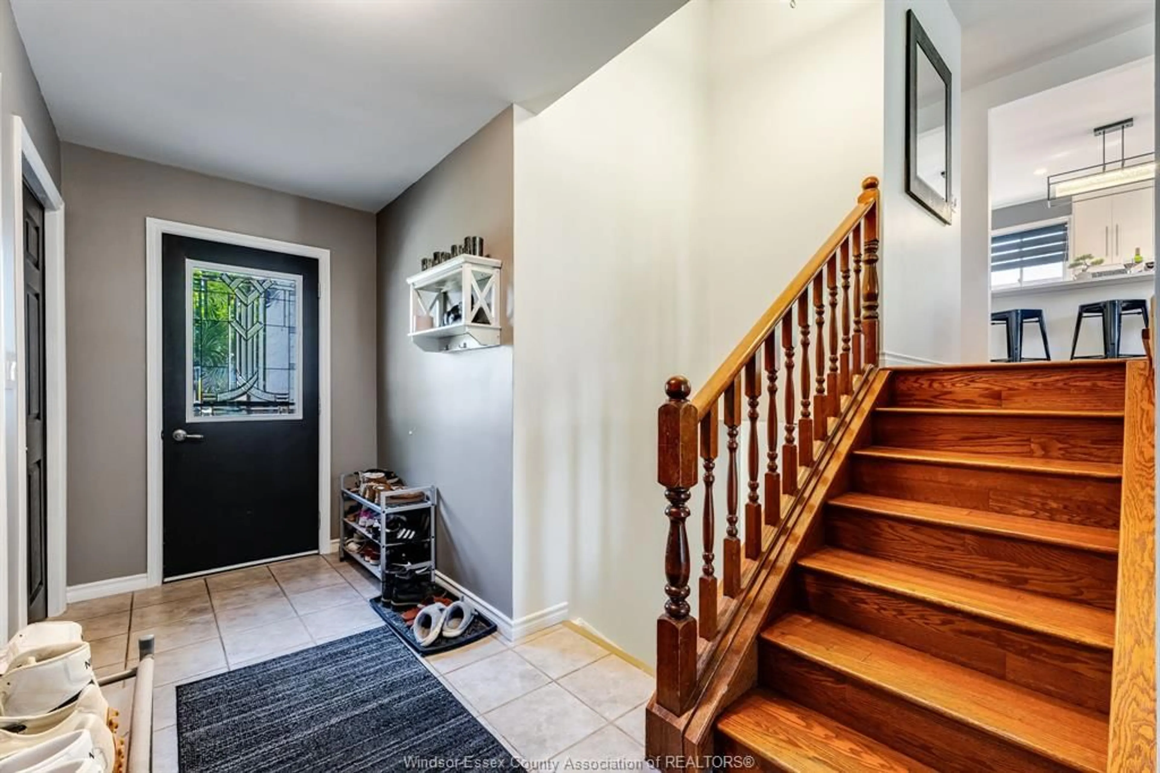 Indoor entryway for 1615 ELMWOOD Ave, Lakeshore Ontario N9C 1Y6