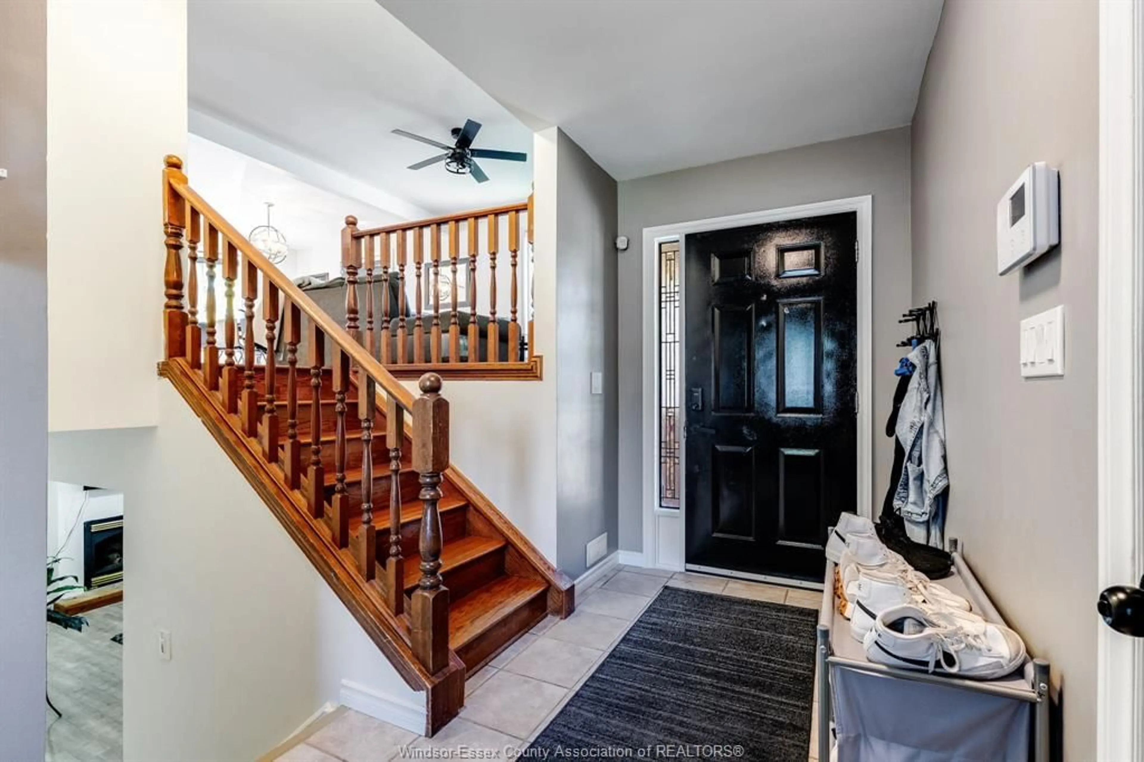 Indoor entryway for 1615 ELMWOOD Ave, Lakeshore Ontario N9C 1Y6