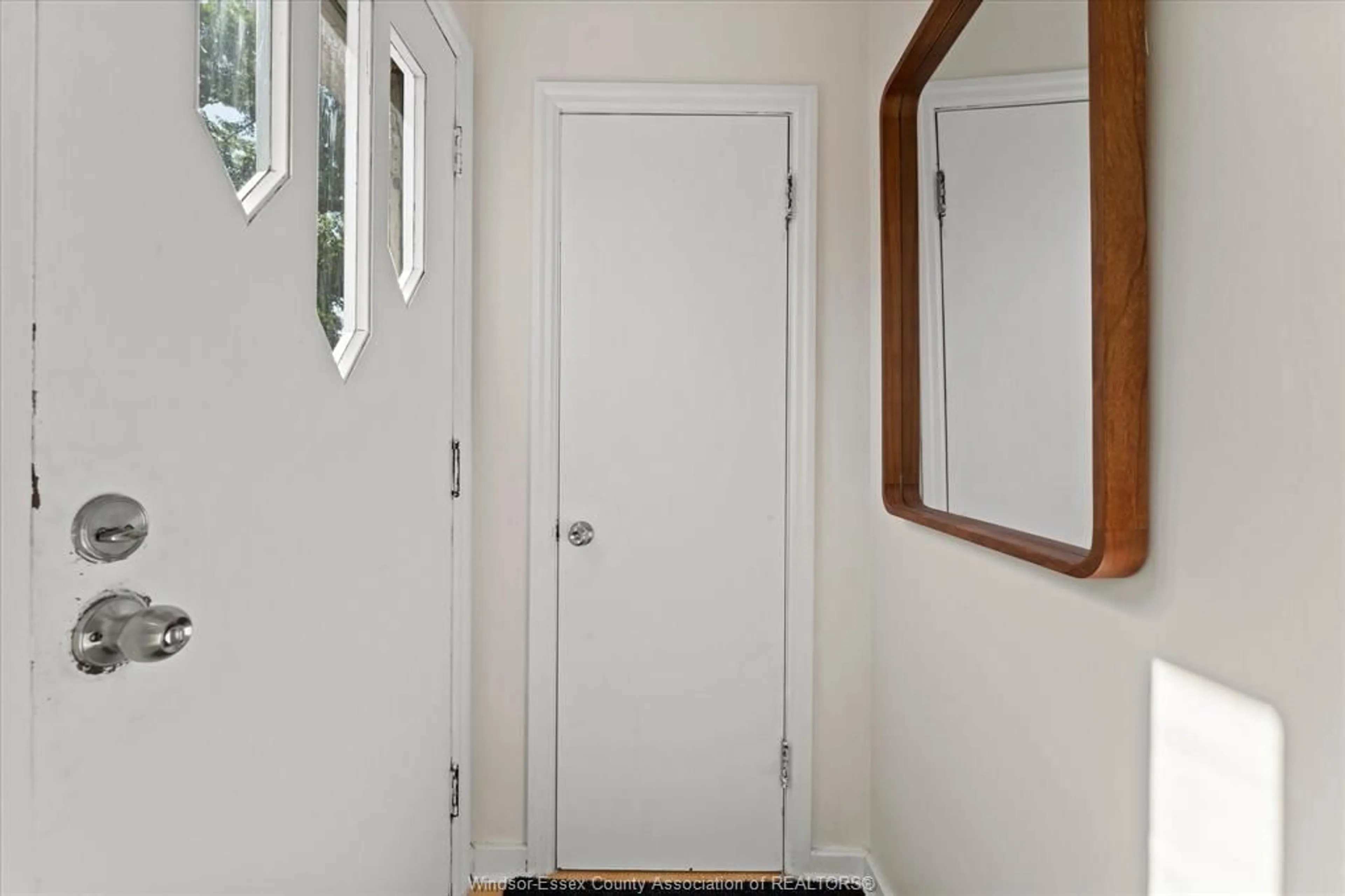 Indoor entryway for 3209 DANDURAND Ave, Windsor Ontario N9E 2E9