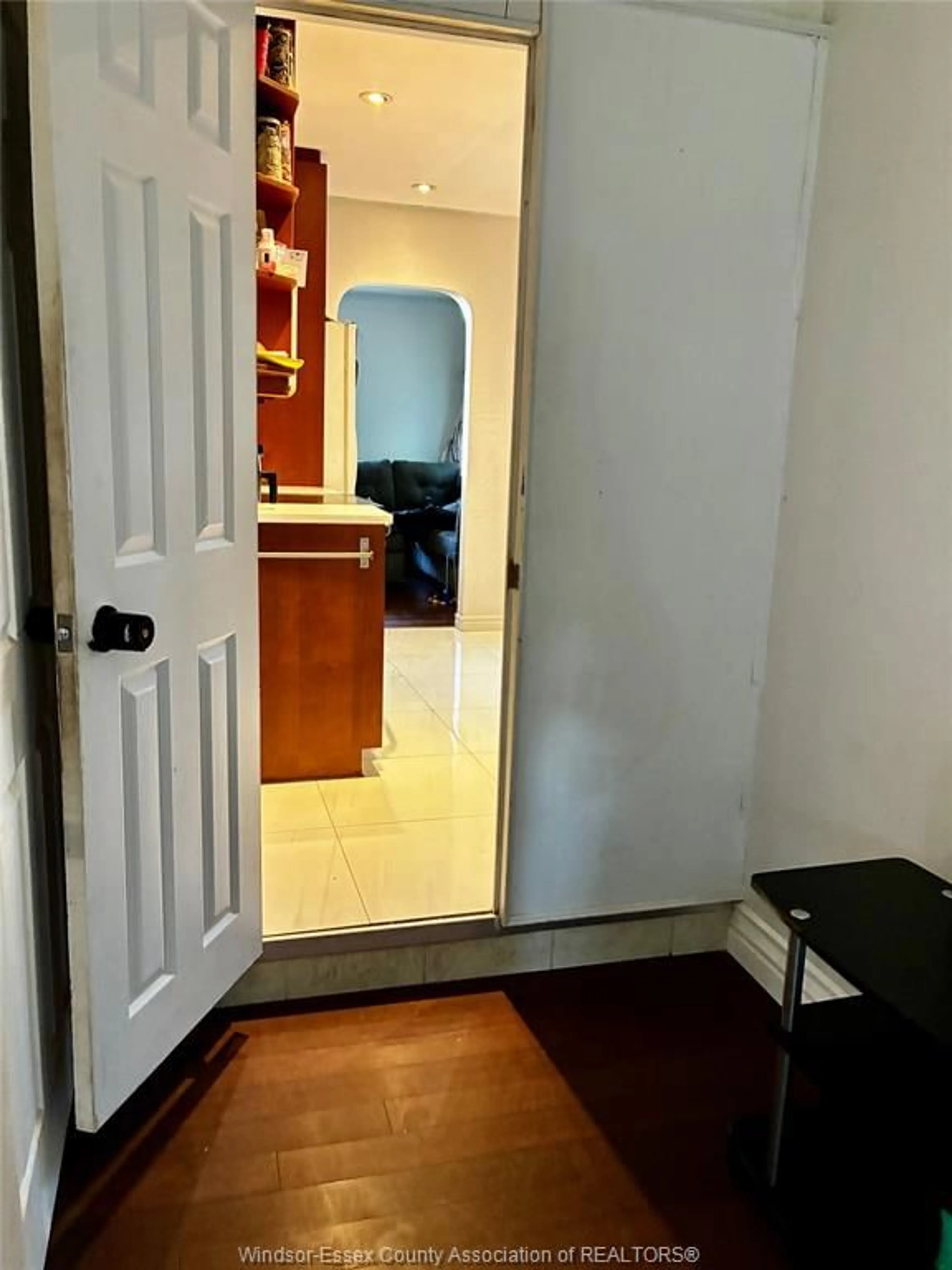 Indoor entryway for 111 MEIGHEN Rd, Windsor Ontario N9A 2S6