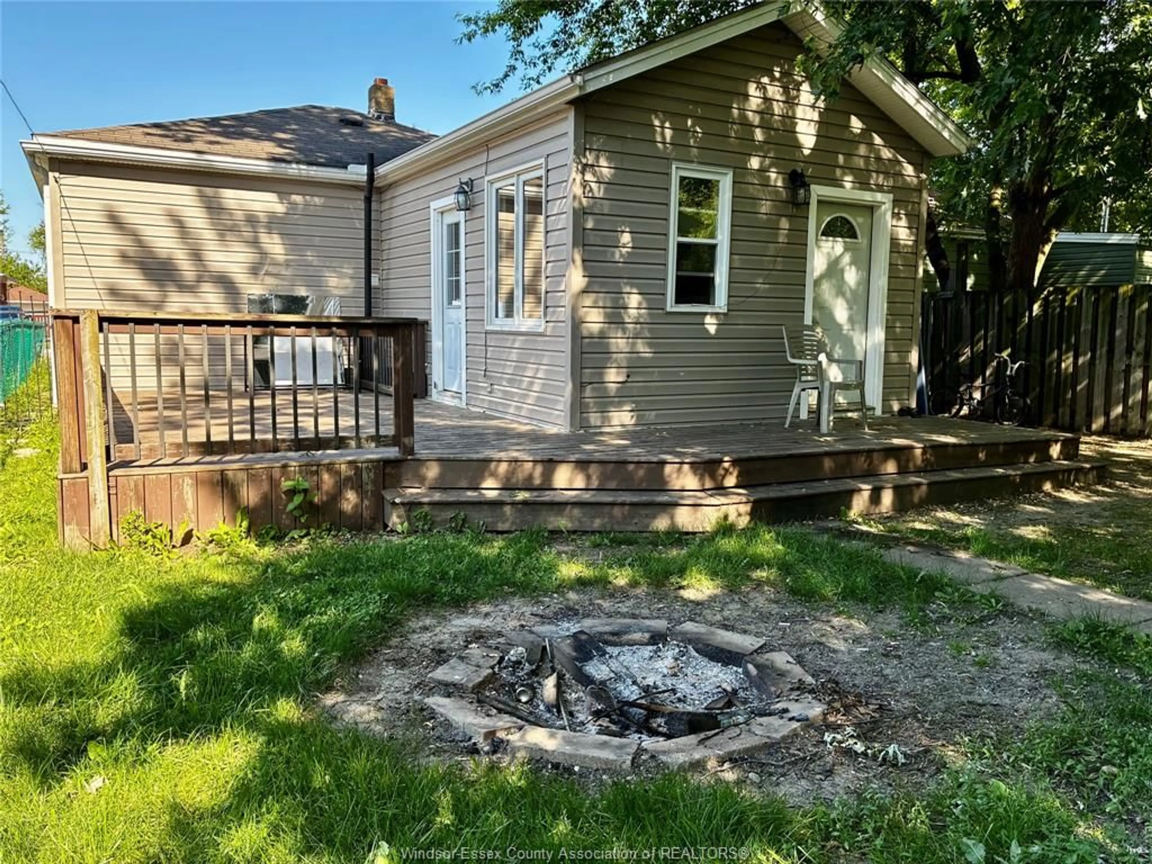A pic from outside/outdoor area/front of a property/back of a property/a pic from drone, street for 111 MEIGHEN Rd, Windsor Ontario N9A 2S6