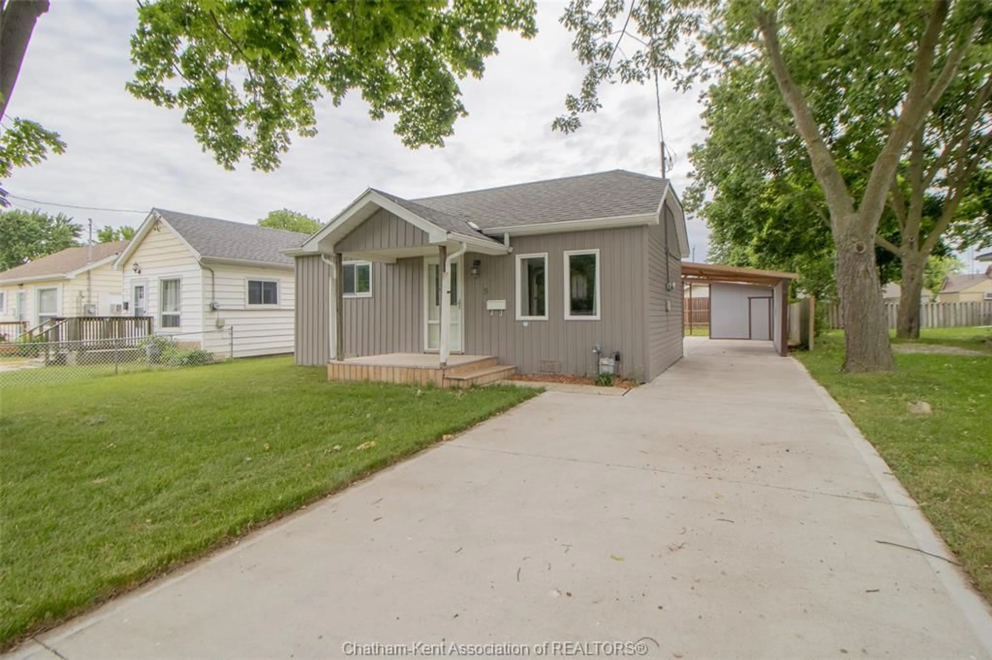 Home with vinyl exterior material, street for 35 BERRY St, Chatham Ontario N7M 3B2