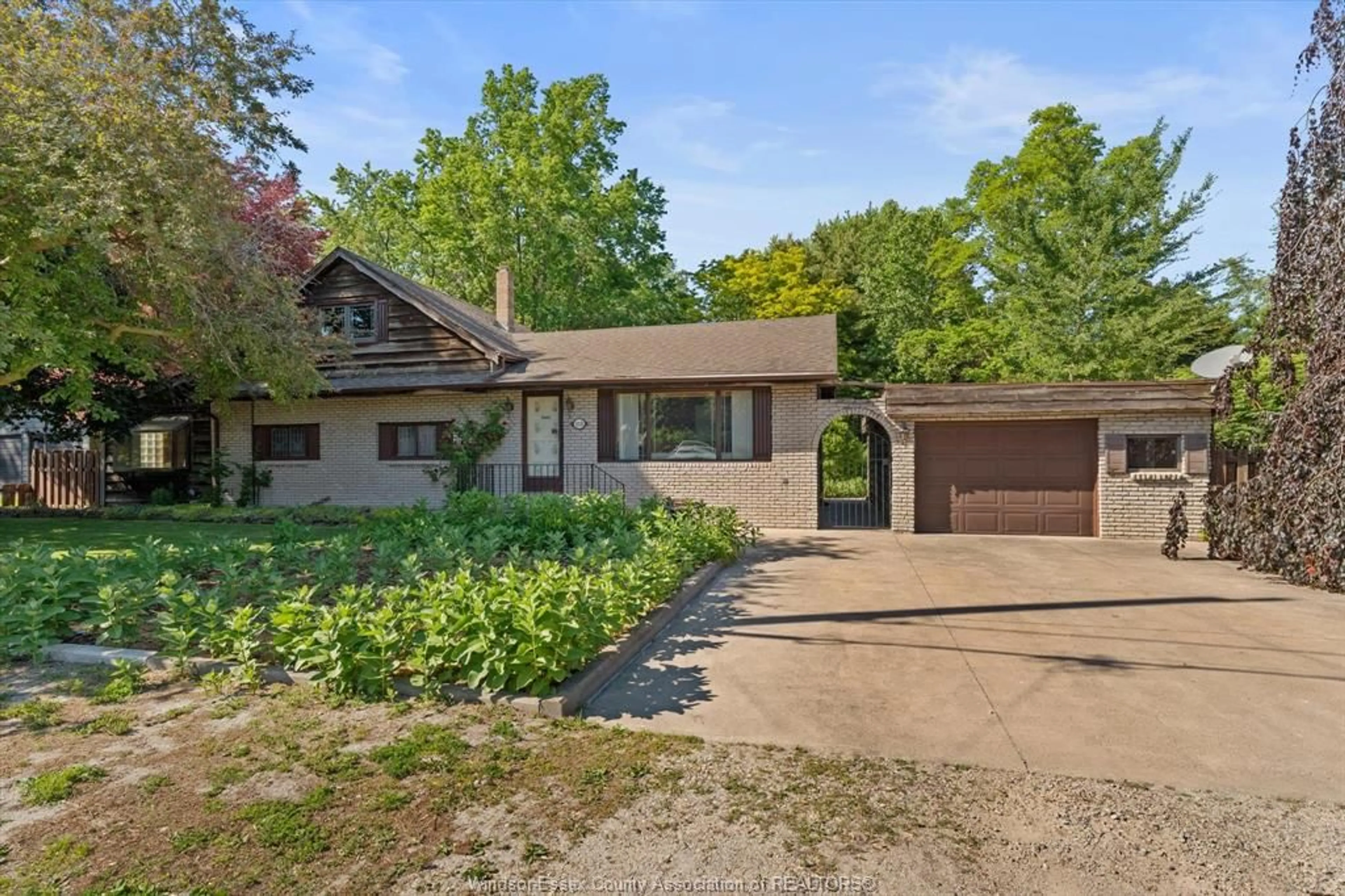 A pic from outside/outdoor area/front of a property/back of a property/a pic from drone, unknown for 310 RIVER Ave, LaSalle Ontario N9J 1A2