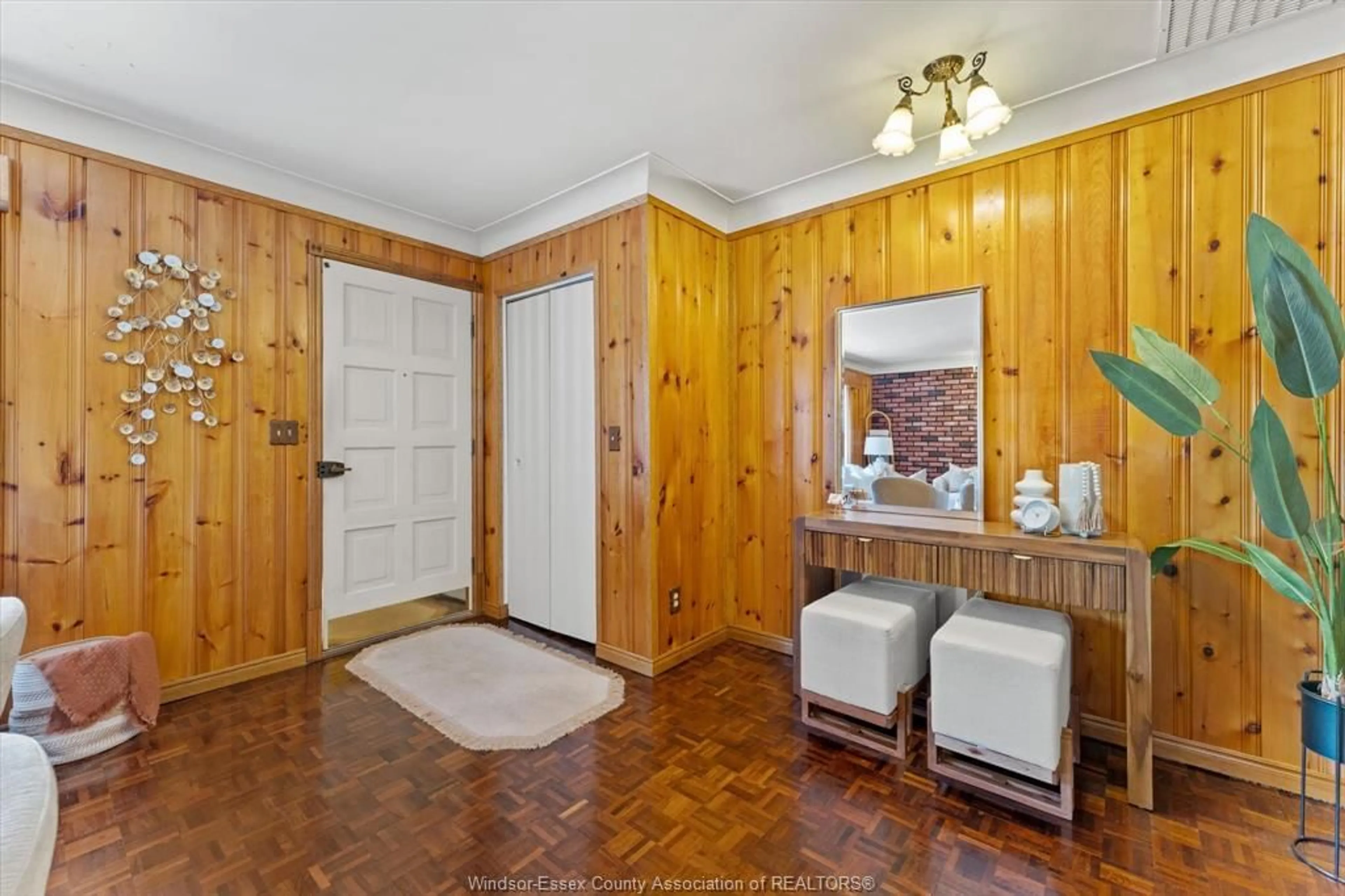 Indoor foyer for 310 RIVER Ave, LaSalle Ontario N9J 1A2