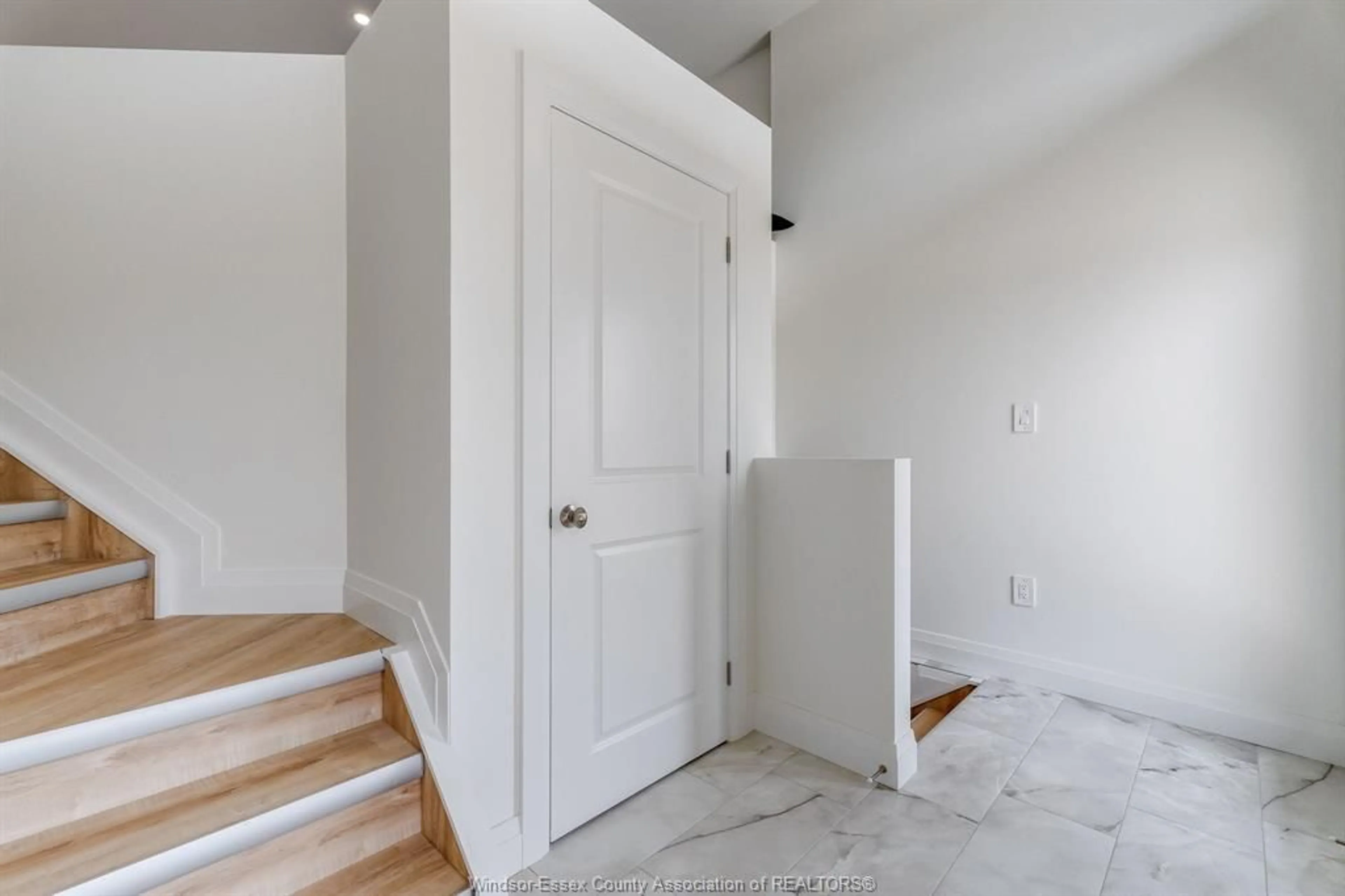 Indoor entryway for 26 Hawthorne Cres, Tilbury Ontario N0P 2L0