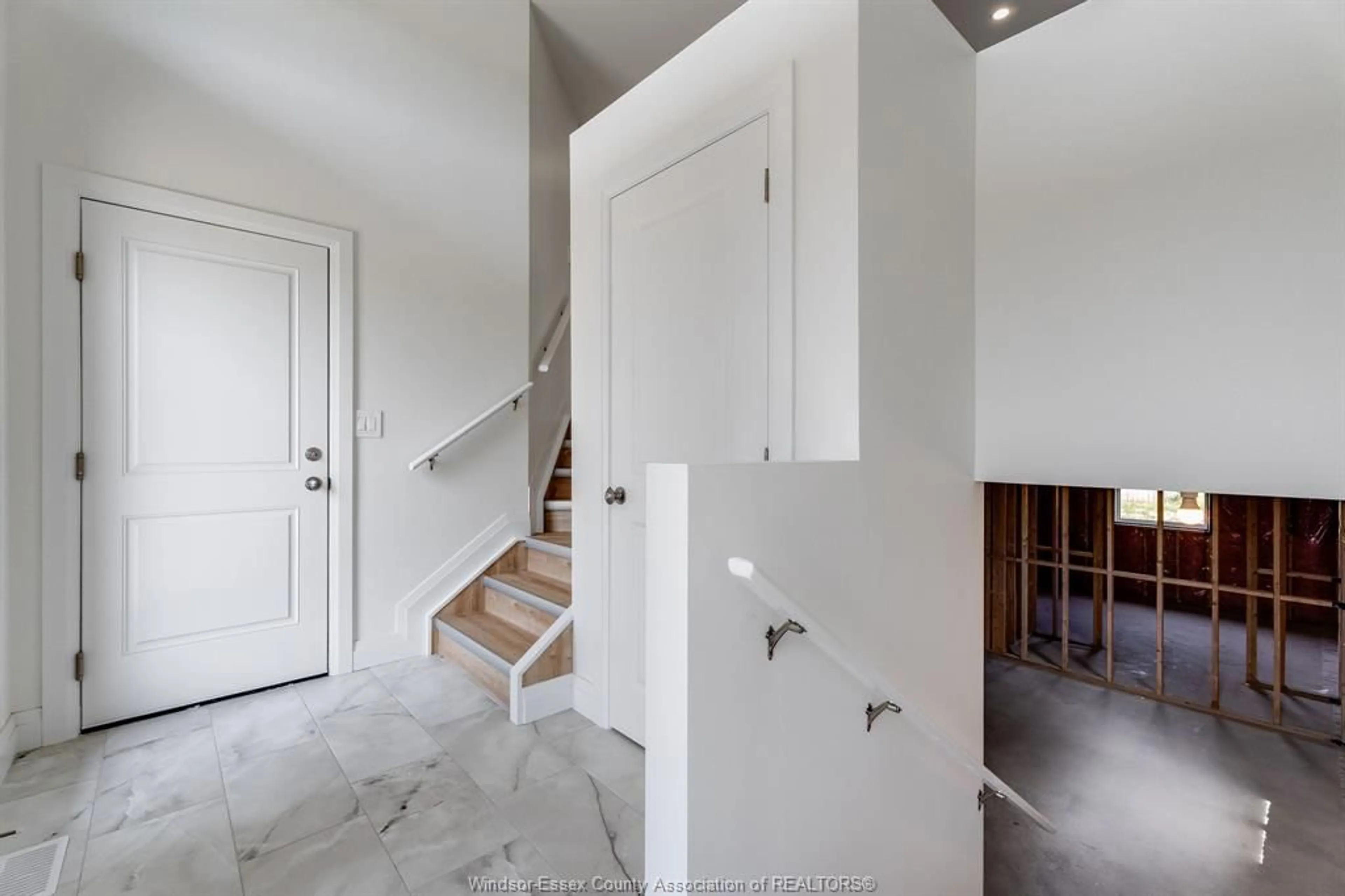 Indoor entryway for 26 Hawthorne Cres, Tilbury Ontario N0P 2L0