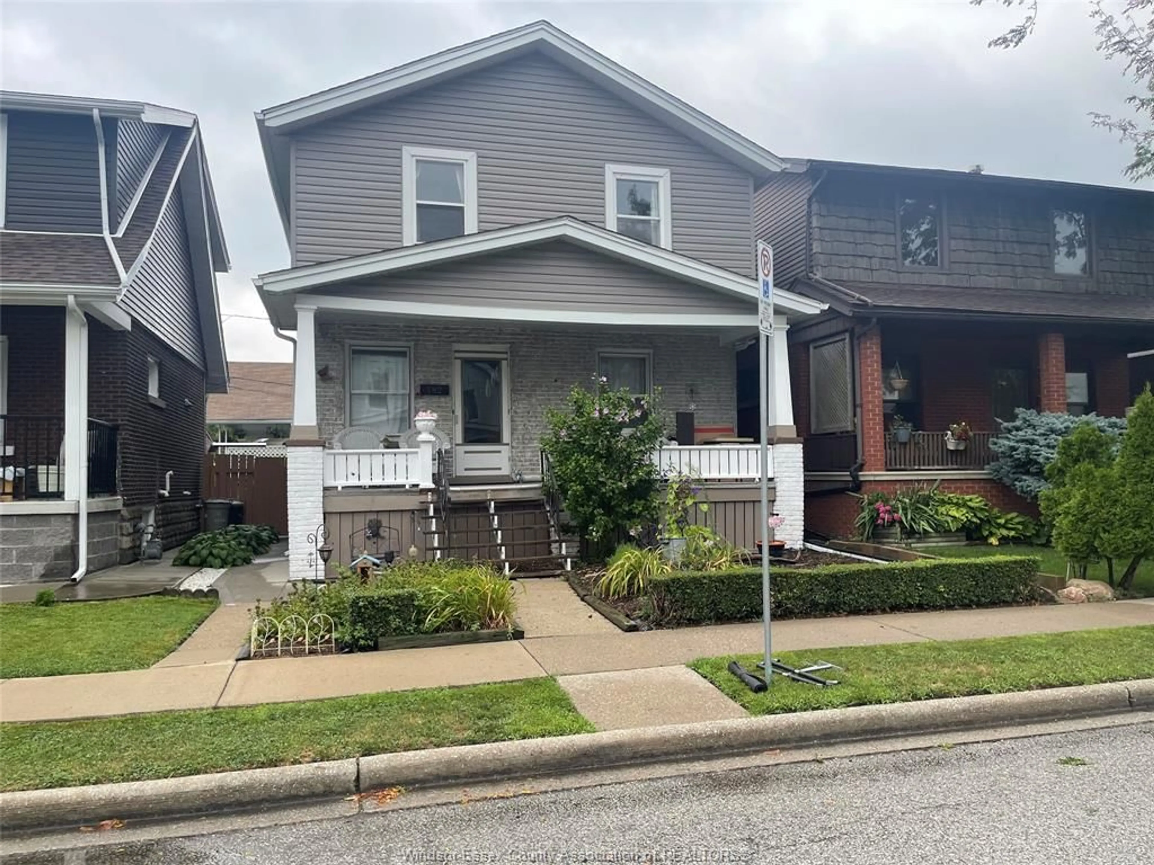 Unknown for 382 PINE St, Windsor Ontario N9A 6E2