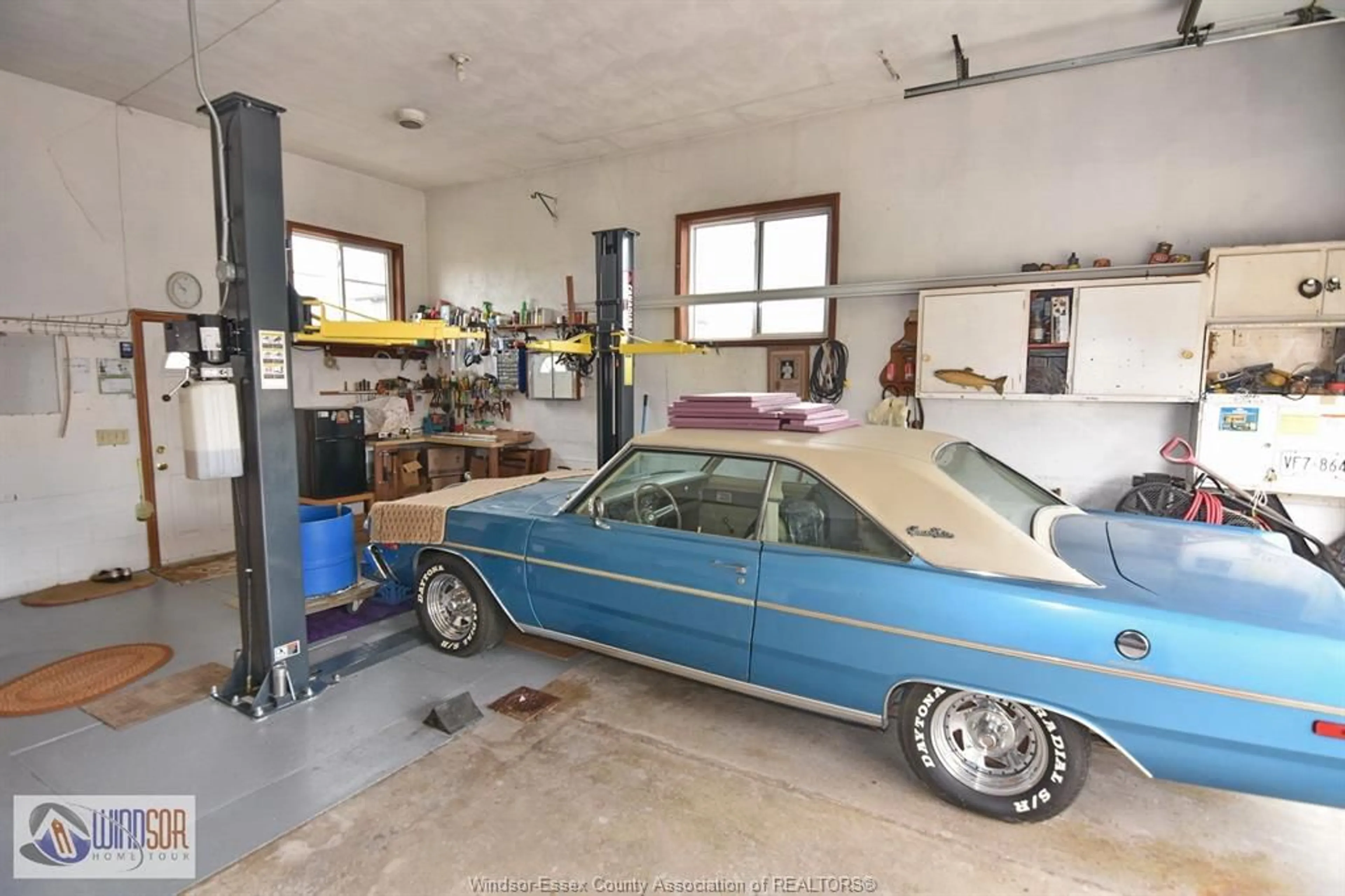 Indoor garage for 1435 ST. CLAIR Ave, Windsor Ontario N9B 3K7