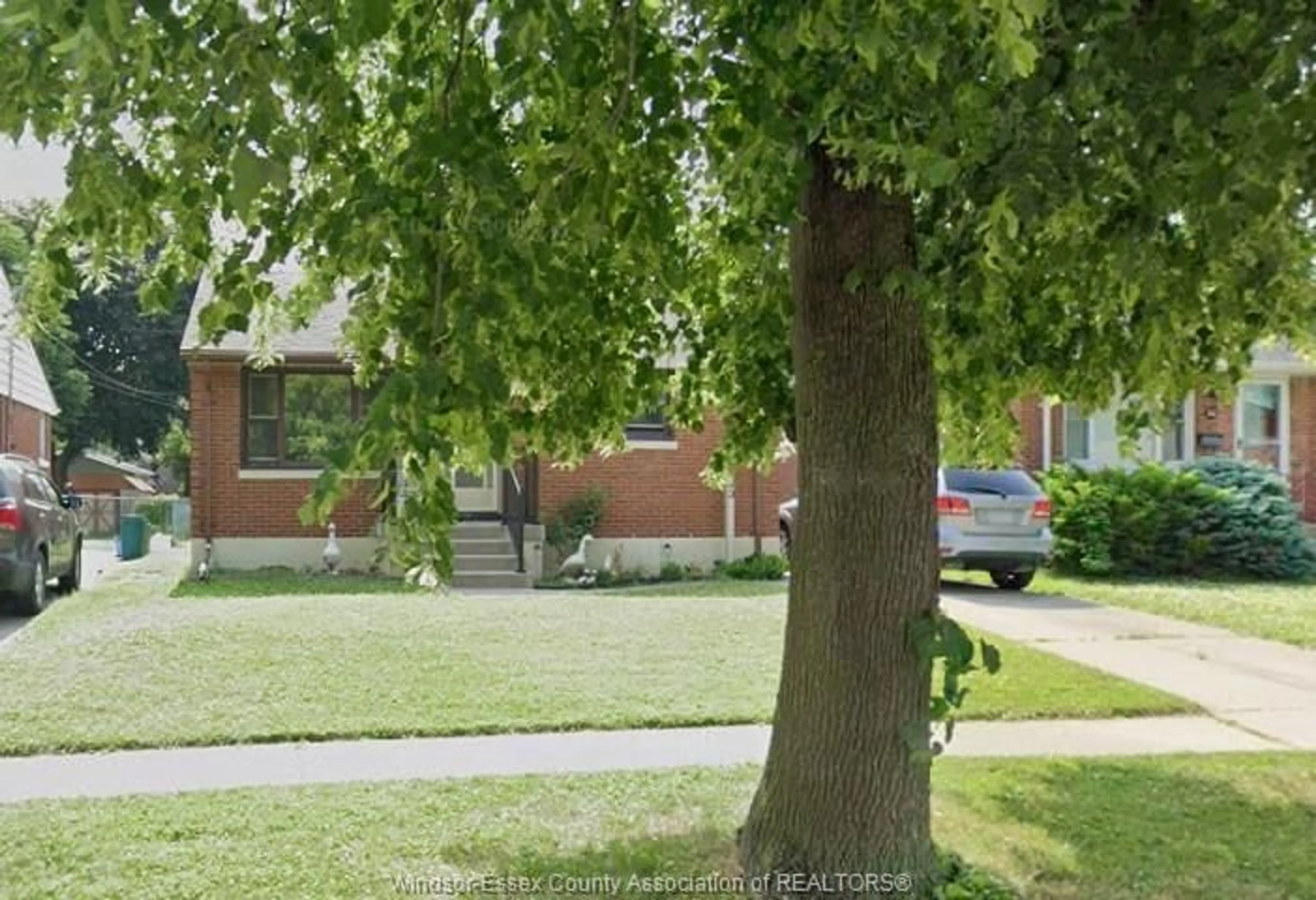 A pic from outside/outdoor area/front of a property/back of a property/a pic from drone, street for 3833 VAUGHAN, Windsor Ontario N9C 1Z6