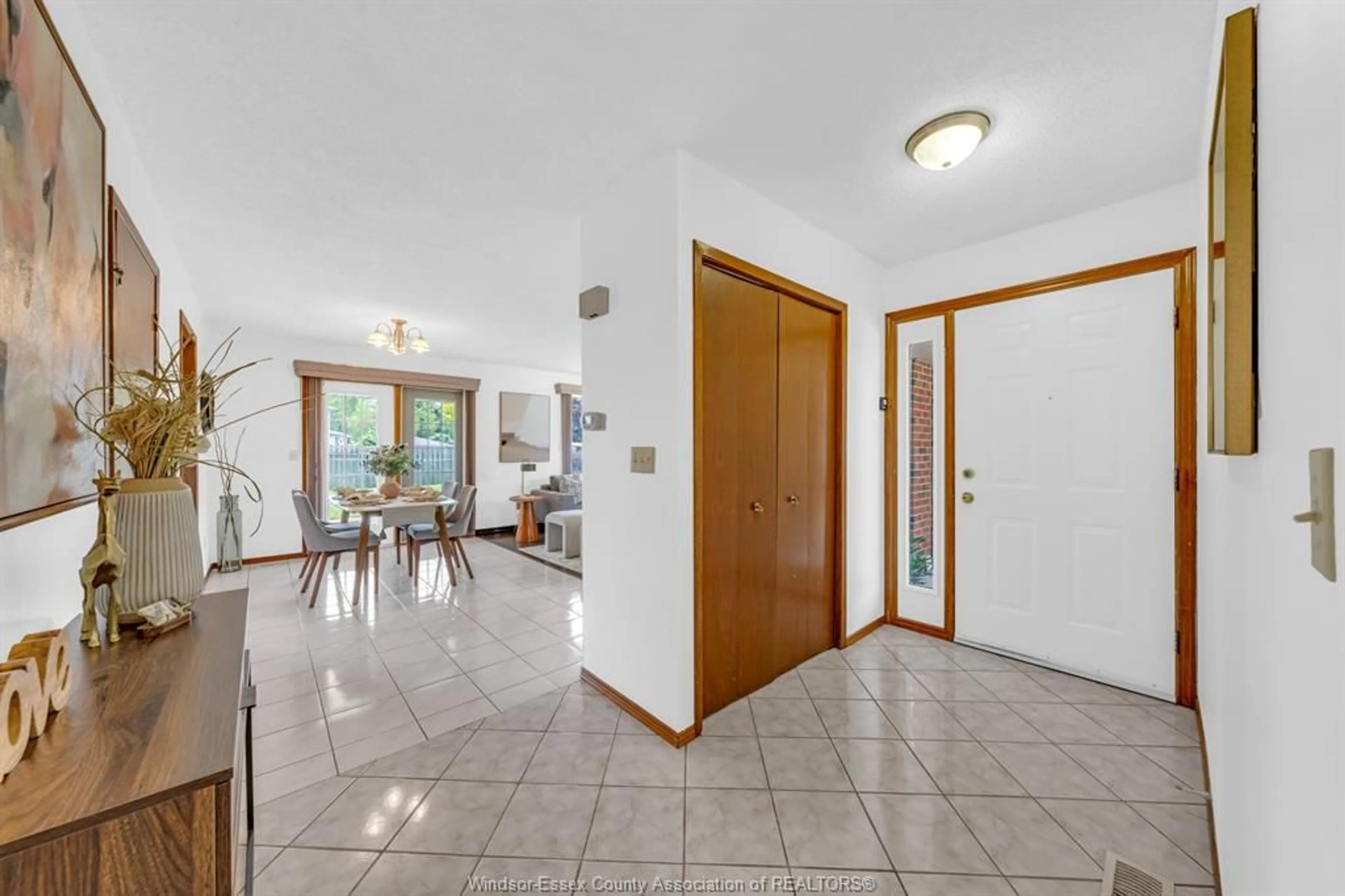 Indoor foyer for 32 Alderton St, Leamington Ontario N8H 4N8