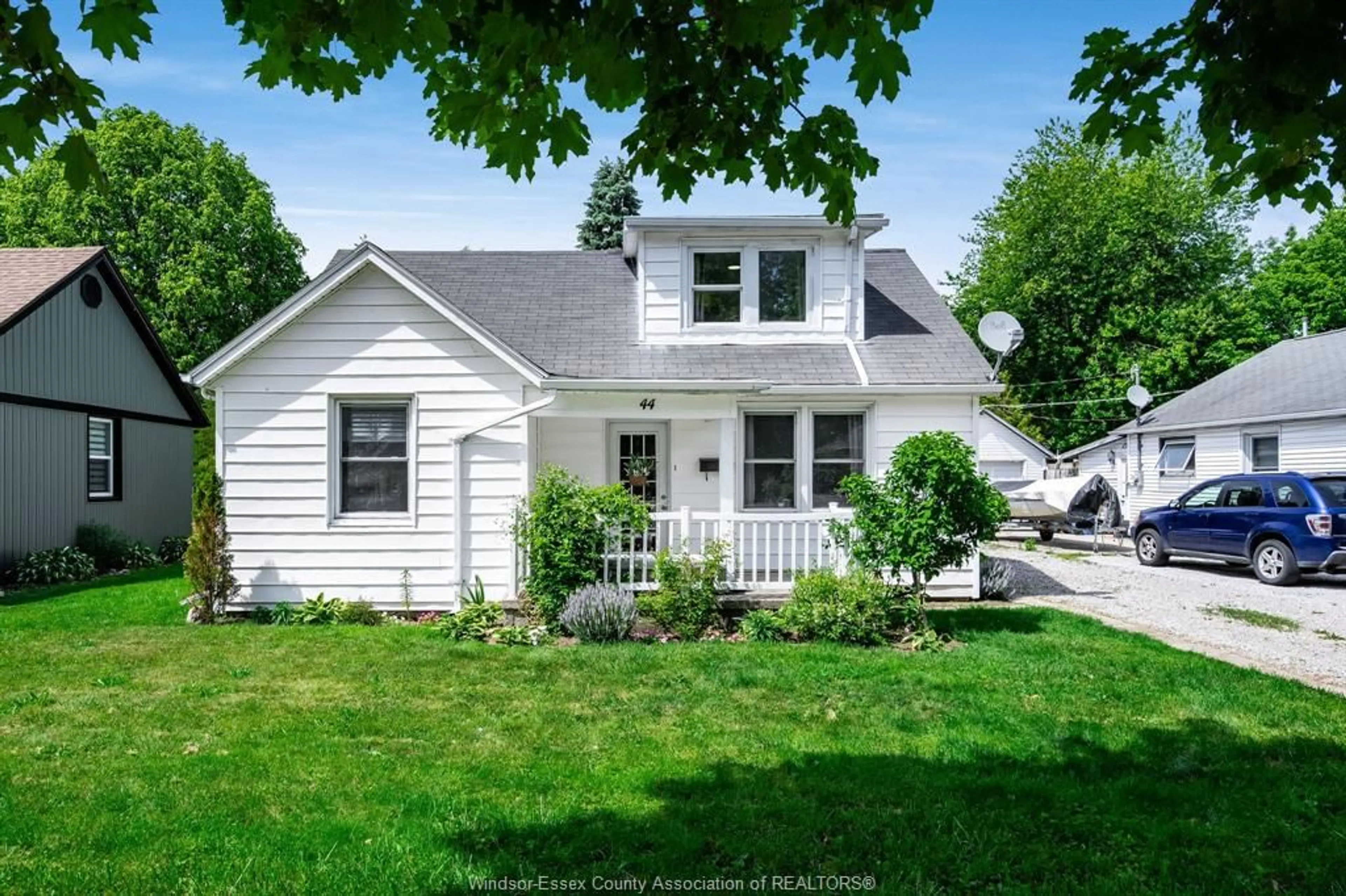 Home with vinyl exterior material, street for 44 MCLEAN, Kingsville Ontario N8Y 1X8