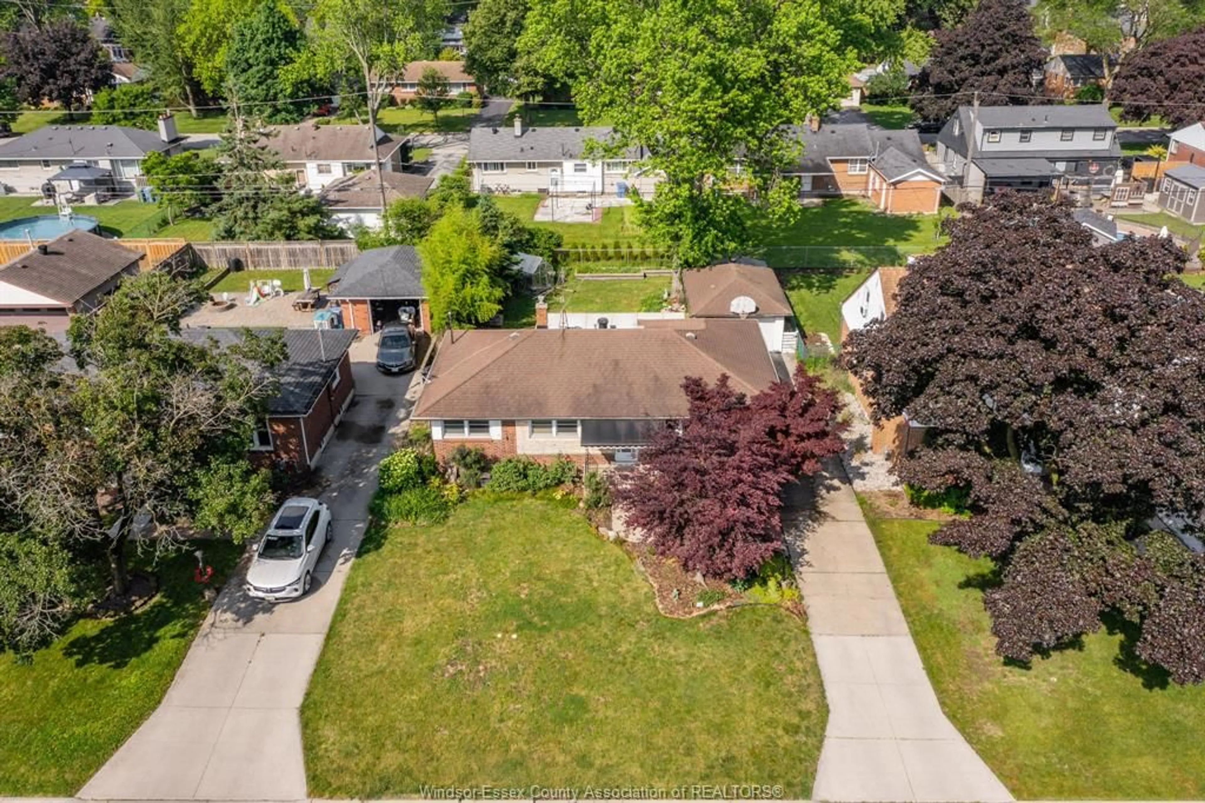 A pic from outside/outdoor area/front of a property/back of a property/a pic from drone, street for 3063 BRUCE Ave, Windsor Ontario N9E 1W3