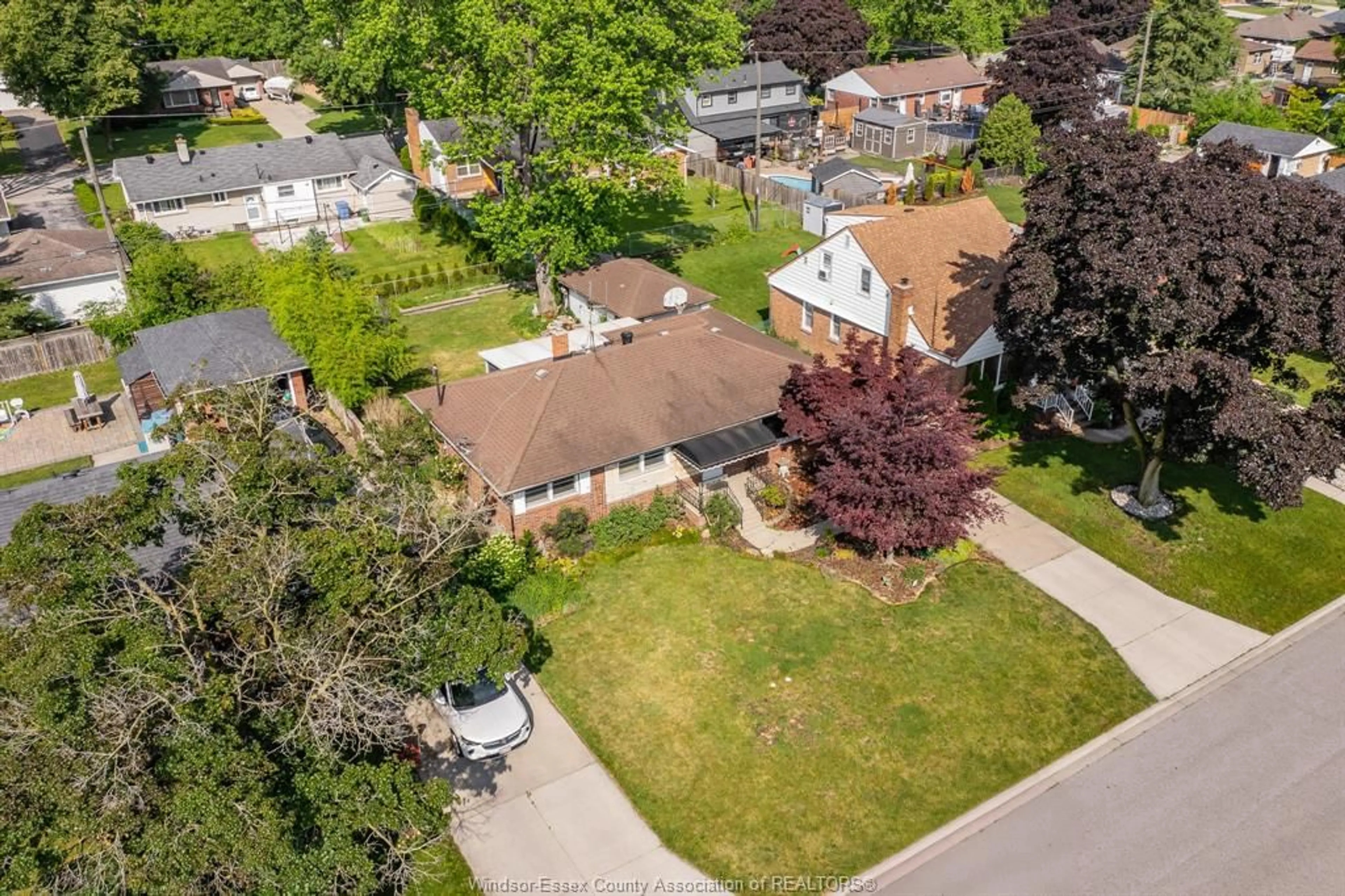 A pic from outside/outdoor area/front of a property/back of a property/a pic from drone, street for 3063 BRUCE Ave, Windsor Ontario N9E 1W3