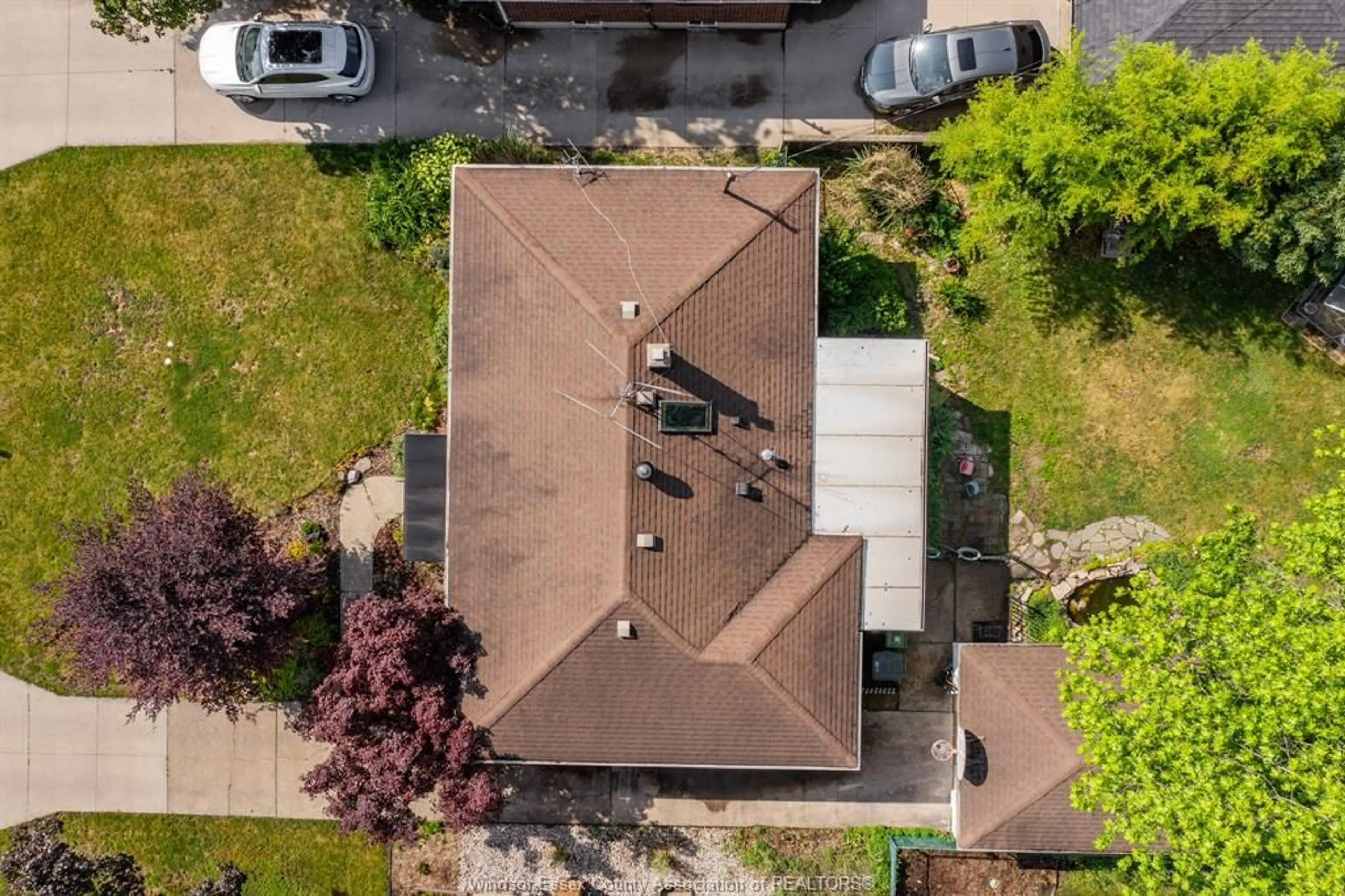 A pic from outside/outdoor area/front of a property/back of a property/a pic from drone, street for 3063 BRUCE Ave, Windsor Ontario N9E 1W3