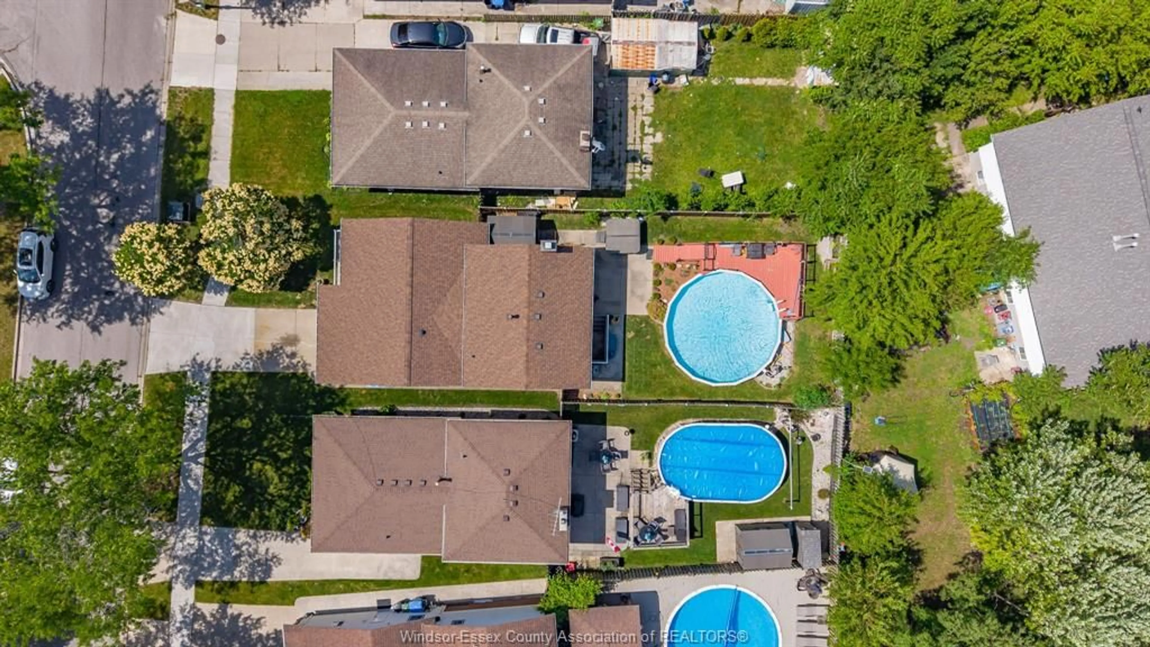 A pic from outside/outdoor area/front of a property/back of a property/a pic from drone, street for 1758 SOUTHDALE Dr, Windsor Ontario N8W 4X1