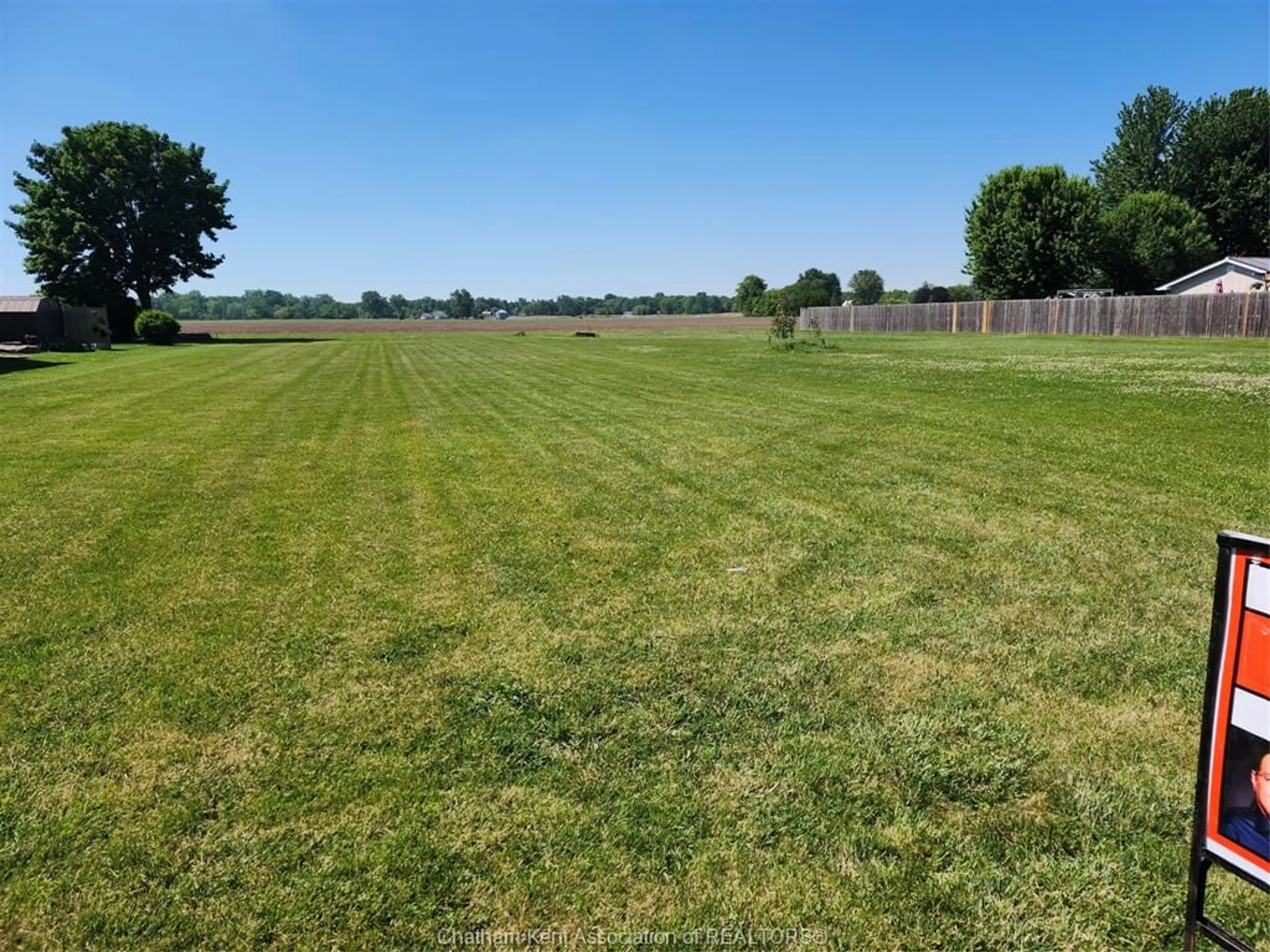 A pic from outside/outdoor area/front of a property/back of a property/a pic from drone, unknown for 7005 DUFFERIN Ave, Wallaceburg Ontario N8A 4N3