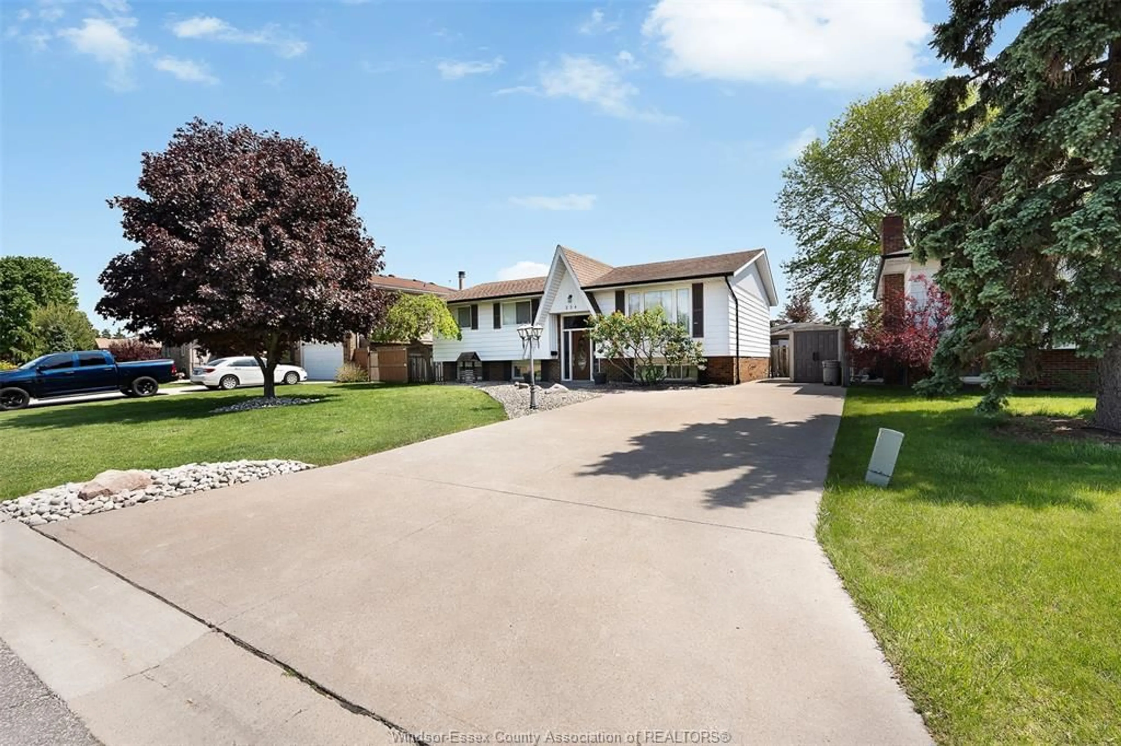 A pic from outside/outdoor area/front of a property/back of a property/a pic from drone, street for 254 TERRA LOU Dr, Belle River Ontario N8L 0L7