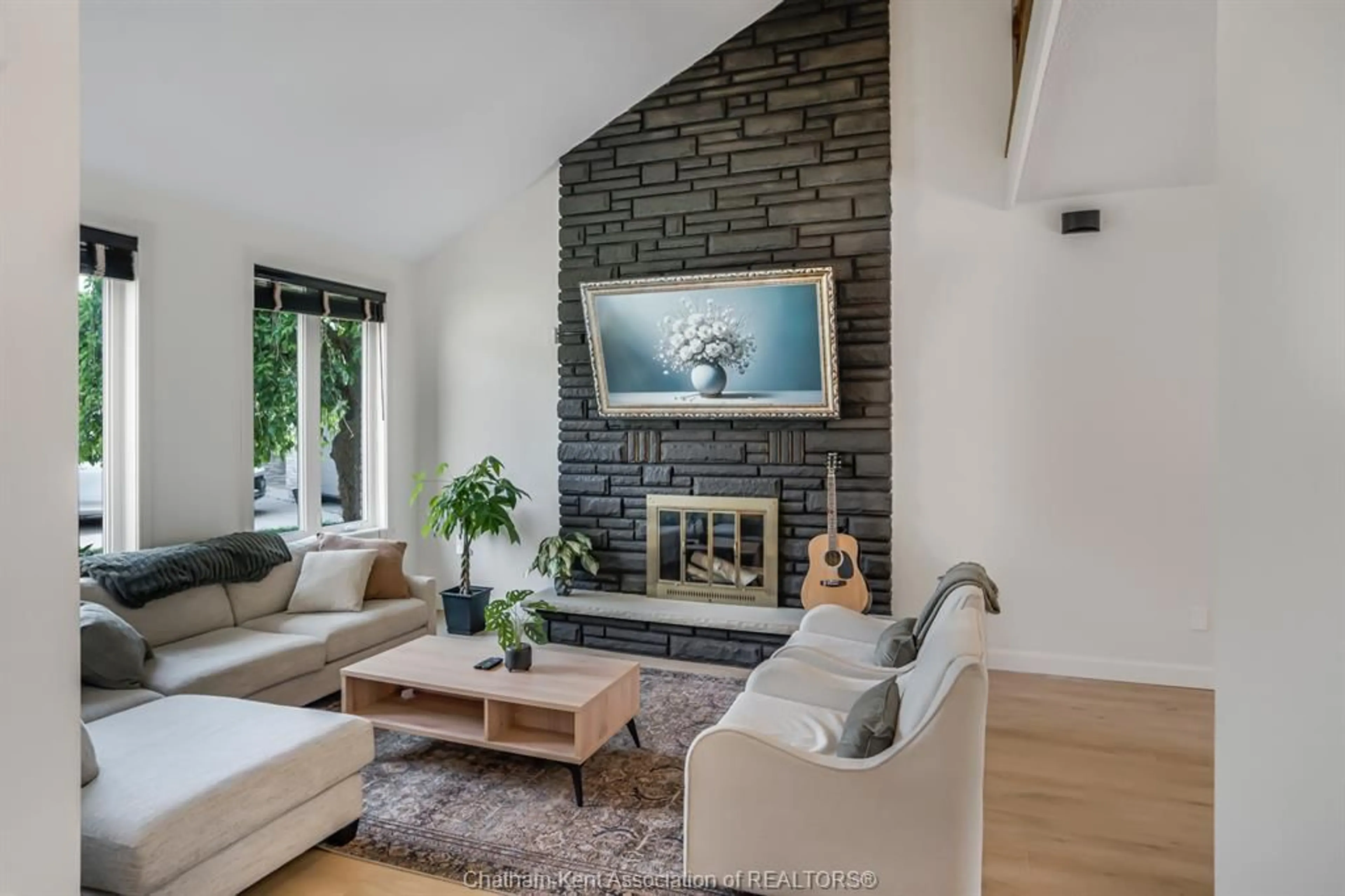 Living room with furniture, unknown for 74 UNIVERSITY Dr, Chatham Ontario N7L 4V5