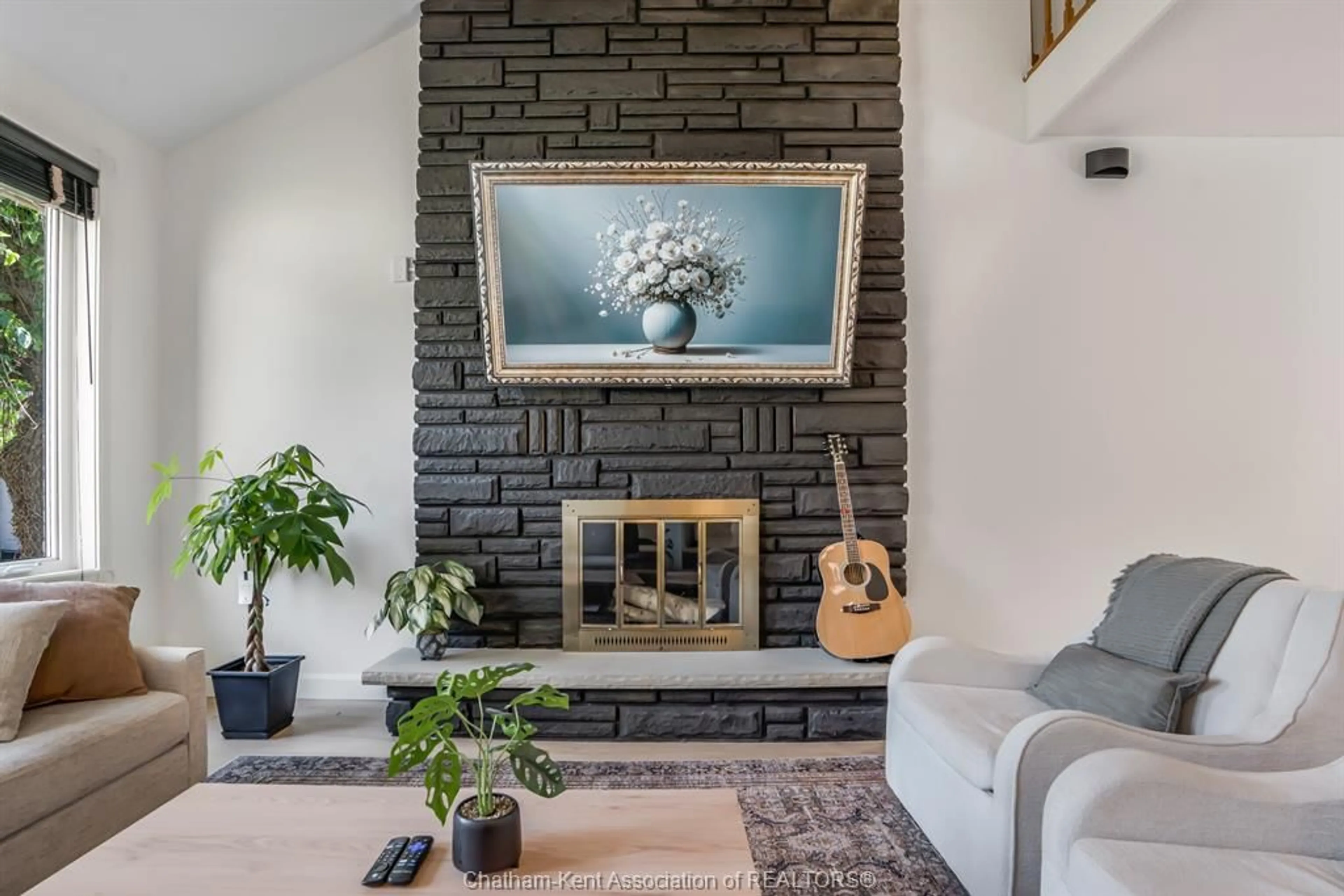 Living room with furniture, unknown for 74 UNIVERSITY Dr, Chatham Ontario N7L 4V5