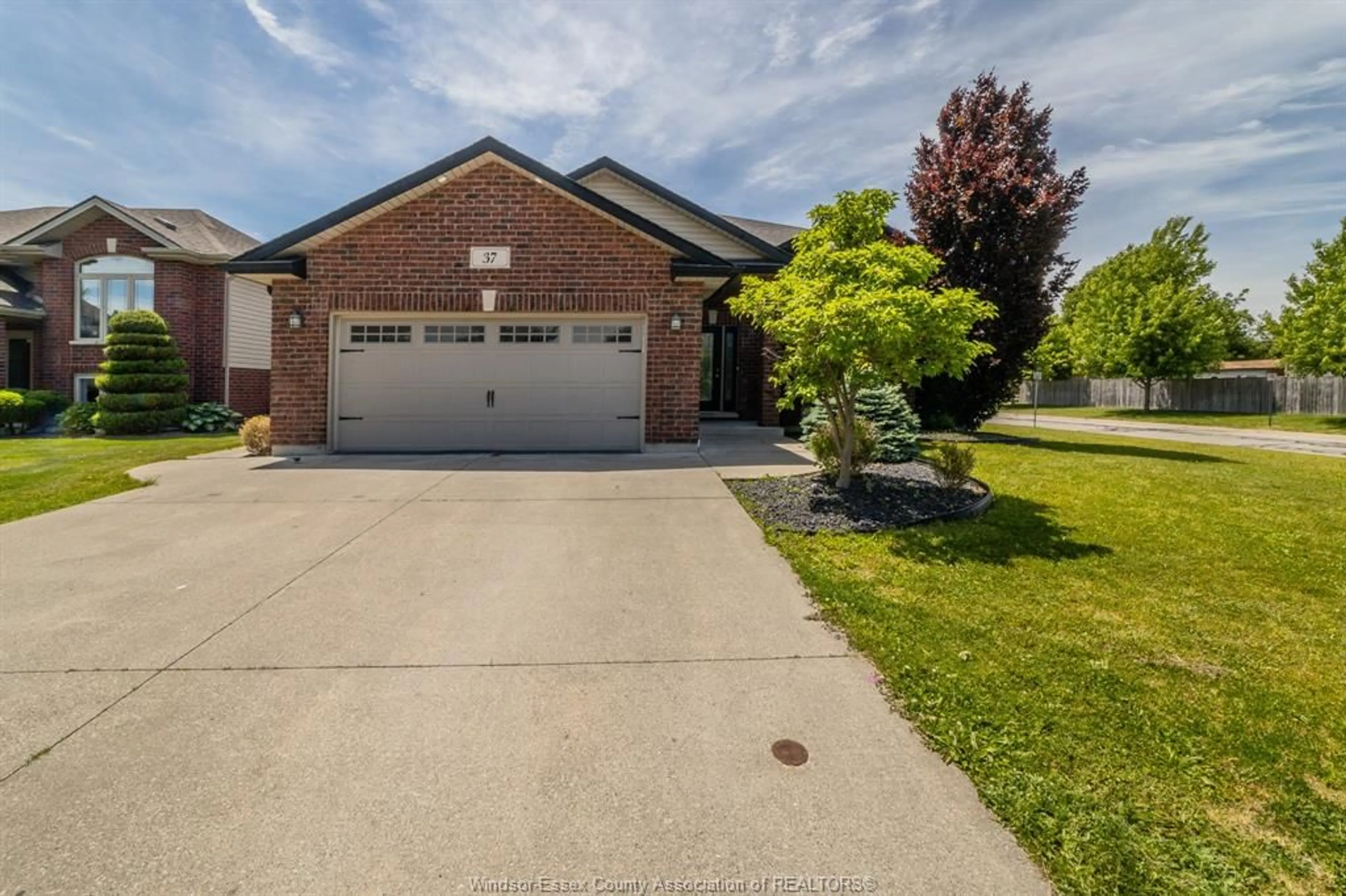 A pic from outside/outdoor area/front of a property/back of a property/a pic from drone, street for 37 ANTONIO Crt, Leamington Ontario N8H 5P8